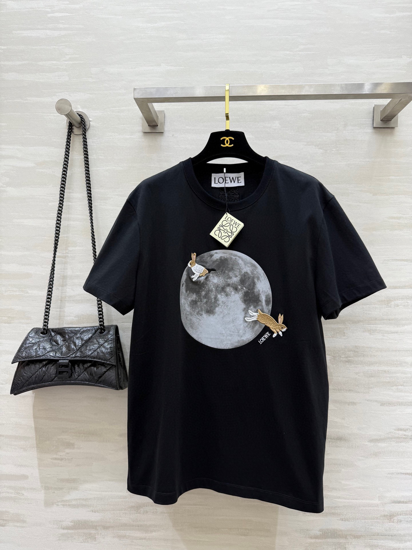 NO:443974,T-shirt being chased and asked!  The Moon Rabbit is so cute!  #Loew Black T-shirt The big moon pattern is paired with a lively rabbit. It is full of design sense, as if you are wearing fairy tales on your body. Black is super versatile. Whether it is a short skirt or a trouser, you can easily grasp the fashionable feeling. The fabric is also very comfortable and skin-friendly and breathable. It is very suitable for going out and shopping every day. Whoever wears it looks good, the rate of return is 100%. Treasures, hurry up!  High-quality customization Spot first-time sizeS/M/L (size size 46 shoulder width, bust 100, 68 clothes length), loewe, skirts, tees, t-shirt, alexander wang19860909被追着问的T恤！月亮小兔太可爱啦！#Loew黑色T恤 大大的月亮图案搭配上灵动的小兔 设计感满满 仿佛把童话穿在了身上 黑色又超百搭 不管是配短裙还是长裤 都能轻松拿捏时尚感 面料也很舒服 亲肤透气 日常出门、逛街都超合适~谁穿谁好看,回头率百分百 宝子们快冲！高品质定制 现货首发sizeS/M/L（s码肩宽46,胸围100,衣长68）,,loewe,skirts,tees，t-shirt,alexander wang,Women's clothing
