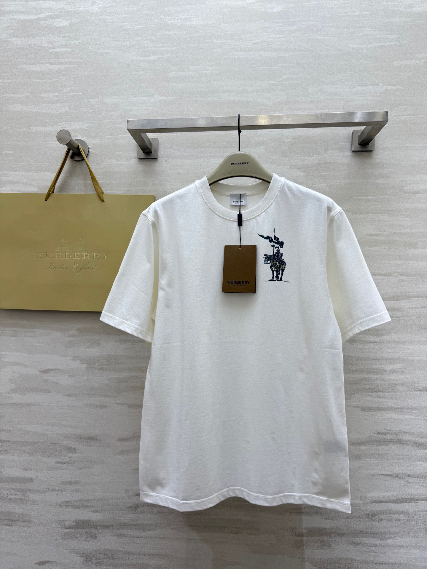 NO:444799,#Burberr war horse flocking embroidered T-shirt custom high-weight pure cotton texture high quality spot first-time sizeS/M/L (M size shoulder width 48, bust 106, length 71), burberry,tees, t-shirt,alexander wang19860909#Burberr战马植绒刺绣T恤 定制高克重纯棉质地 高品质 现货首发sizeS/M/L（M码肩宽48,胸围106,衣长71）,,burberry,tees，t-shirt,alexander wang,Women's clothing