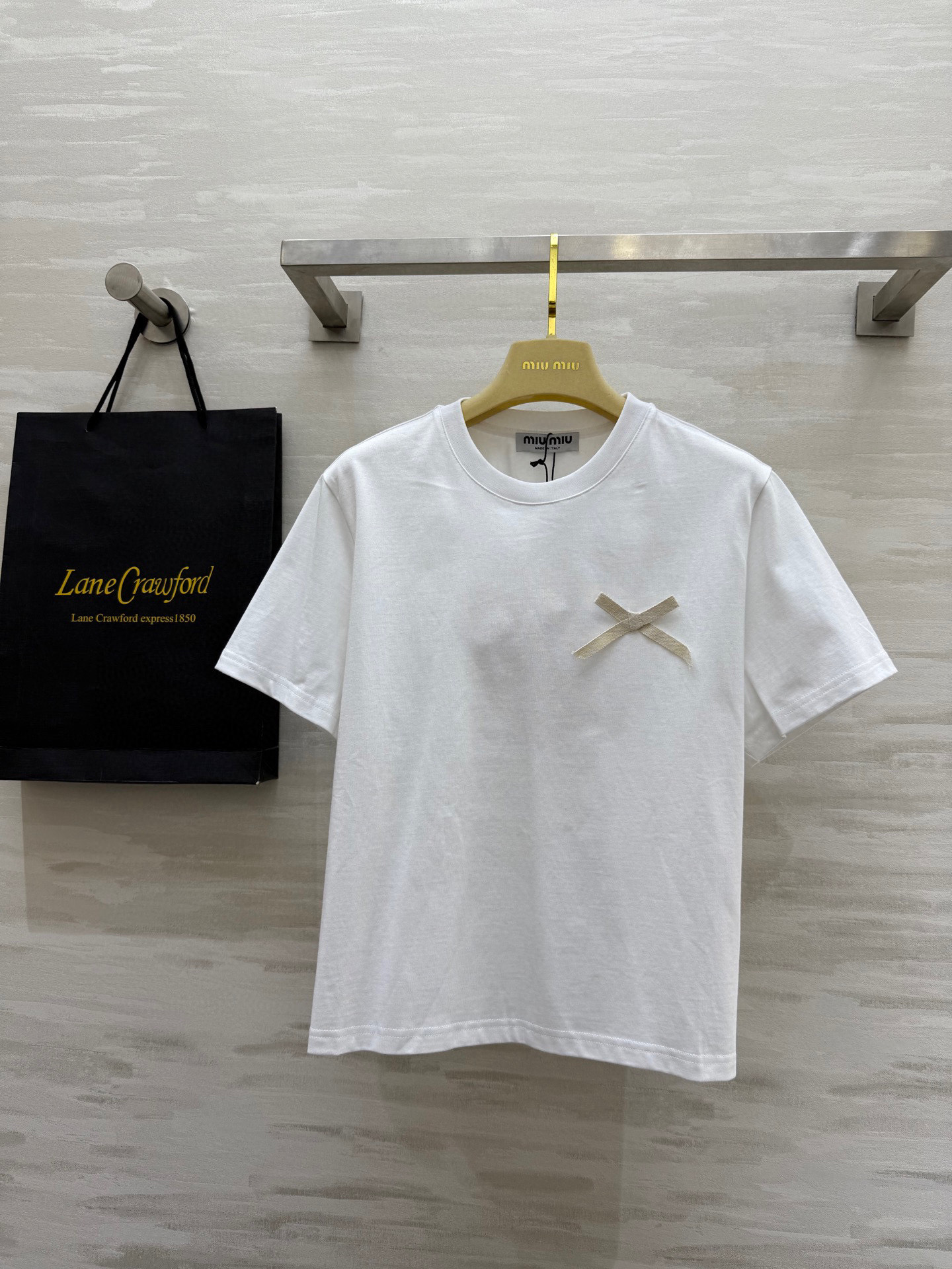 NO:444833,#Miumi bow short T-shirt, high-quality customization, spot first-time sizeS/M/L (size s-shoulder width 40, bust 98, 53 length),,miumiu,tees, t-shirt,alexander wang19860909#Miumi蝴蝶结短款T恤 高品质定制 现货首发sizeS/M/L（s码肩宽40,胸围98,衣长53）,,miumiu,tees，t-shirt,alexander wang,Women's clothing