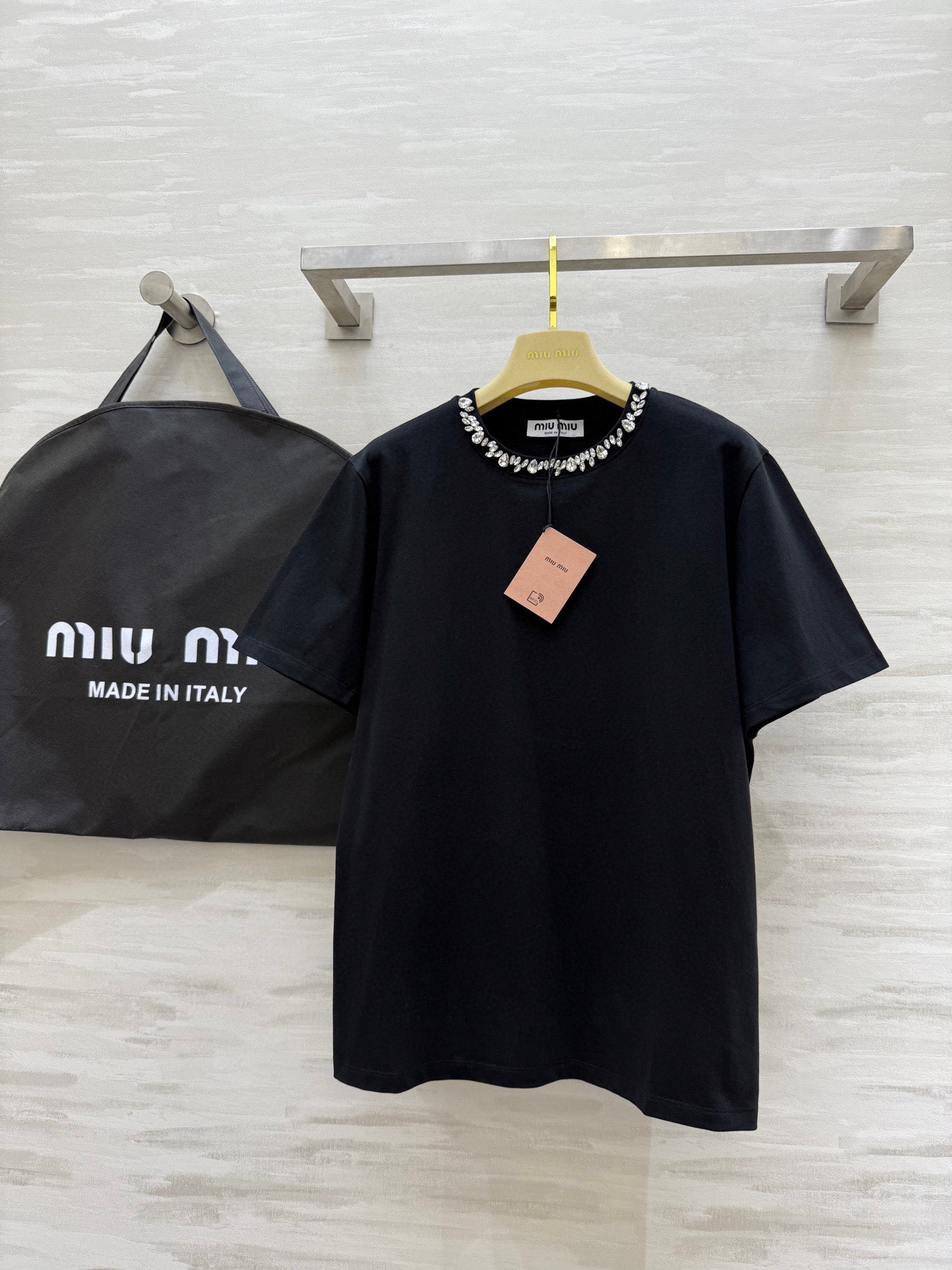 NO:444841,#Miumi neckline heavy industry beaded short-sleeved T-shirt high-quality customization spot first-time sizeS/M/L (size s-shoulder width 40, bust 104, length 60), miumiu, T-shirt,tees, t-shirt,alexander wang19860909#Miumi领口重工钉珠短袖T恤 高品质定制 现货首发sizeS/M/L（s码肩宽40,胸围104,衣长60）,,miumiu,T-shirt,tees，t-shirt,alexander wang,Women's clothing