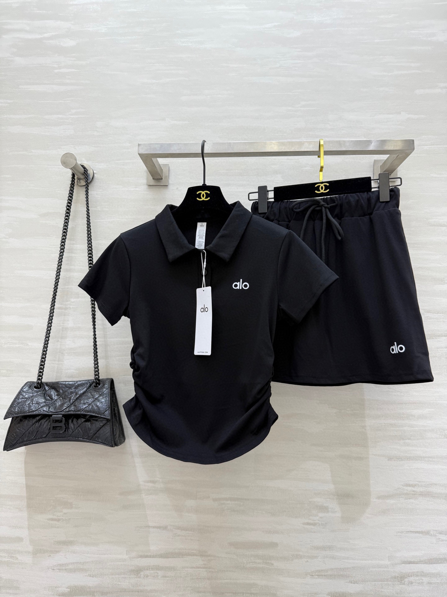 NO:444867,#alo new casual suit Polo shirt design is simple and stylish. The neckline is slightly raised and easily concaves the delicate V-face. The fabric is skin-friendly and breathable. It can quickly dry when wearing it during exercise. It is also very comfortable to go out on the street every day. The short skirt is just right. The leg lines are full of vitality. High-quality customization. Spot sizeS/M/L (), skirts, alexander wang19860909#alo新款休闲套装 Polo衫设计简约又不失时尚感 领口微微立起轻松凹出精致小V脸 面料亲肤又透气 运动时穿排汗速干 日常出街也超舒适 短裙长度恰到好处 修饰腿部线条 活力满满 高品质定制 现货首发sizeS/M/L（）,,skirts,alexander wang,Women's clothing