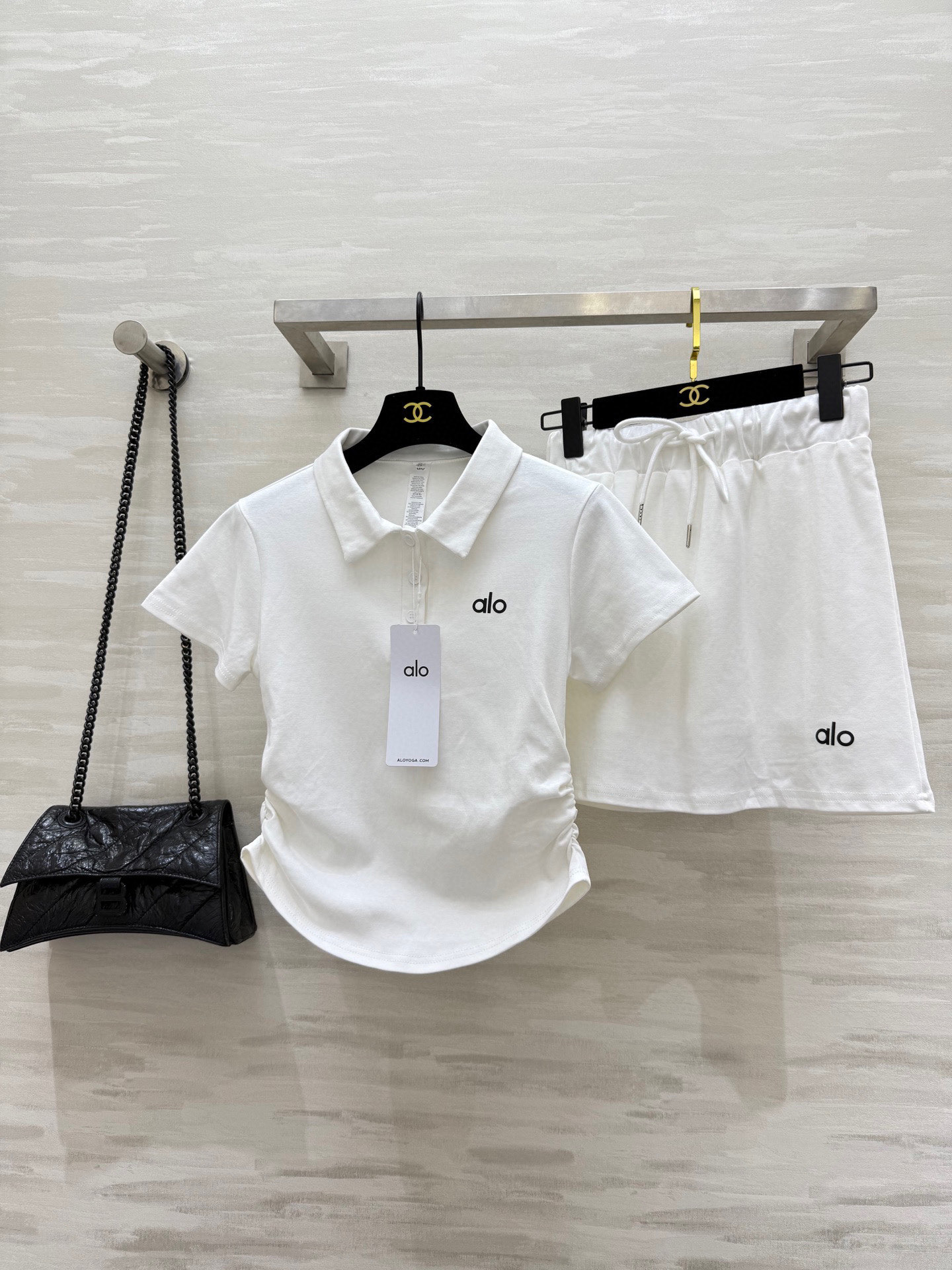 NO:444885,#alo new casual suit Polo shirt design is simple and stylish. The neckline is slightly raised and easily concaves the delicate V-face. The fabric is skin-friendly and breathable. It can quickly dry when wearing it during exercise. It is also very comfortable to go out on the street every day. The short skirt is just right. The leg lines are full of vitality. High-quality customization. Spot sizeS/M/L (), skirts, alexander wang19860909#alo新款休闲套装 Polo衫设计简约又不失时尚感 领口微微立起轻松凹出精致小V脸 面料亲肤又透气 运动时穿排汗速干 日常出街也超舒适 短裙长度恰到好处 修饰腿部线条 活力满满 高品质定制 现货首发sizeS/M/L（）,,skirts,alexander wang,Women's clothing