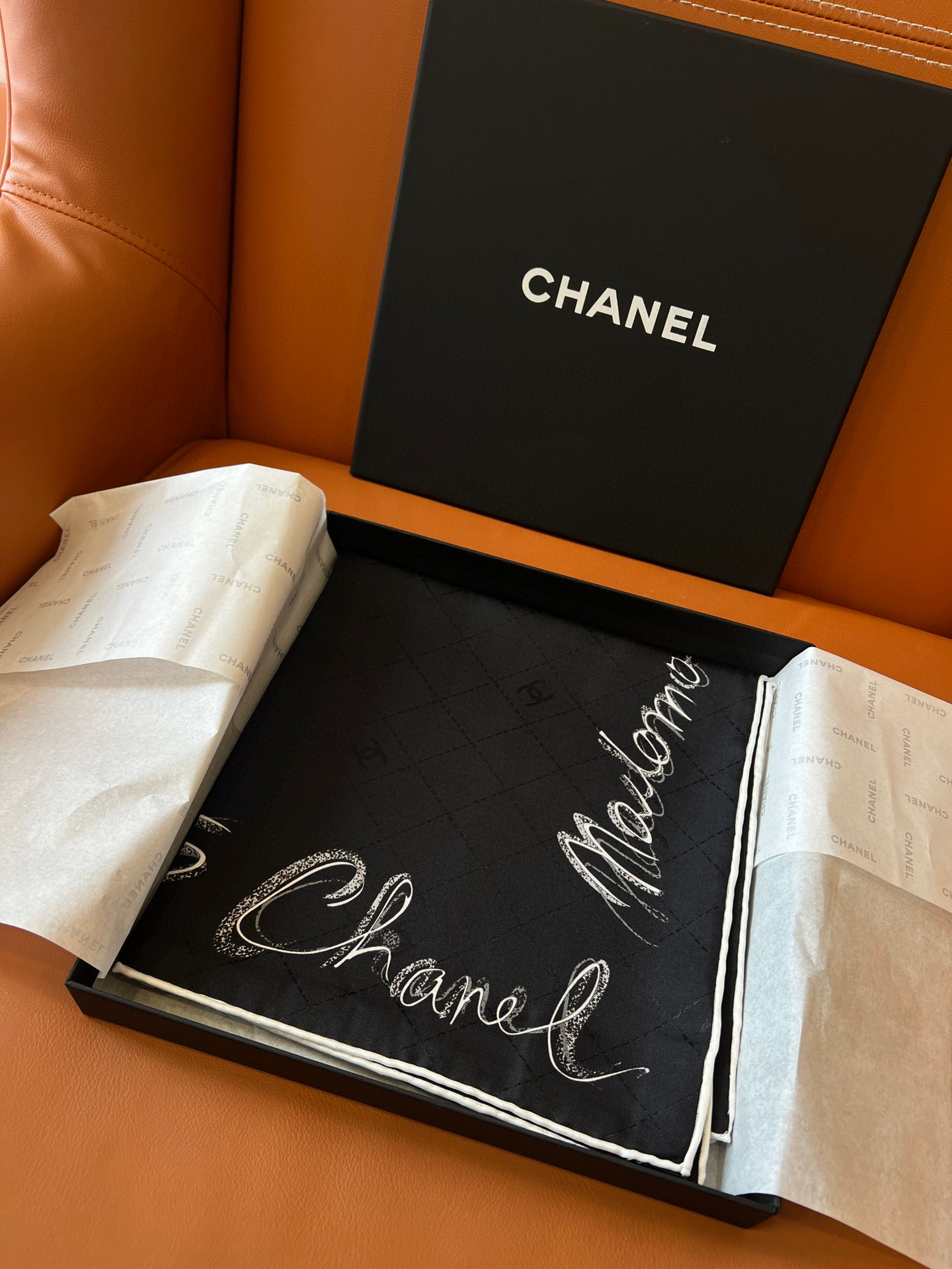 NO:444861,The top version of the original purchase order 'Coco Graffiti Signature' Size90x90cm Twill silk Craft: Jacquard + handmade silk screen. It is matched with exquisite hand-made curled edge craftsmanship, with high-quality texture and delicate. The rhythmic double C logo and Coco letter signature are simple, classic and yet lively. The soul mate of a shirt and small suit can also be used as a strapless or shawl, which is both practical and fashionable. It is not only an accessory, but also an expression of a fashionable attitude, suitable for you who pursue classics and personality!  ,,business suit,real silk,shawls,alexander wang19860909代购级原单最顶级版本  《Coco涂鸦签名》 Size90x90cm 斜纹真丝 工艺:提花+手工丝印 搭配精致的手工卷边工艺,质感高级且细腻.律动感十足的双C标志和Coco字母签名,简洁经典又不失活力.衬衣小西装的灵魂伴侣,亦可作为抹胸或披肩,既实用又时髦.不仅是一件配饰,更是一种时尚态度的表达,适合追求经典与个性并存的你！,,business suit,real silk,shawls,alexander wang,Women's clothing