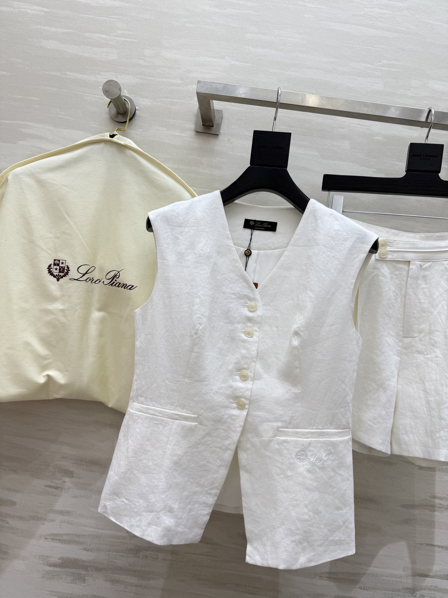 #LP¹¹⁵新款logo刺绣装饰套装 采用进口的亚麻面料 透气感很好 不会容易起皱 短款小马甲搭配高腰阔