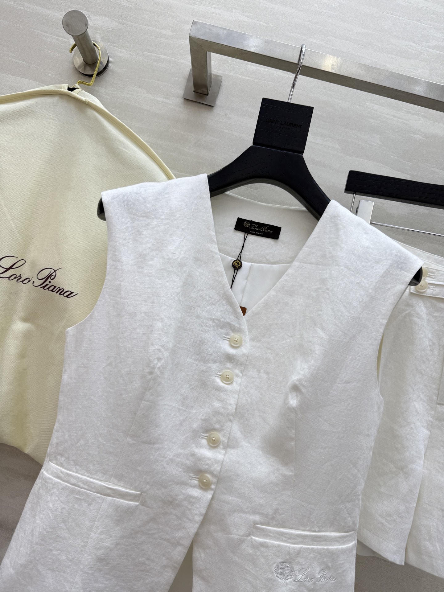 #LP¹¹⁵新款logo刺绣装饰套装 采用进口的亚麻面料 透气感很好 不会容易起皱 短款小马甲搭配高腰阔