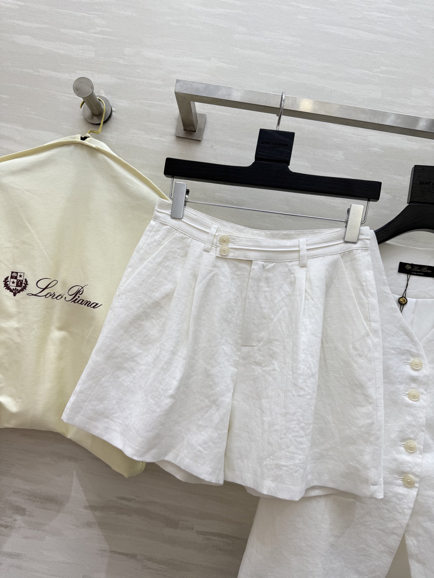 #LP¹¹⁵新款logo刺绣装饰套装 采用进口的亚麻面料 透气感很好 不会容易起皱 短款小马甲搭配高腰阔