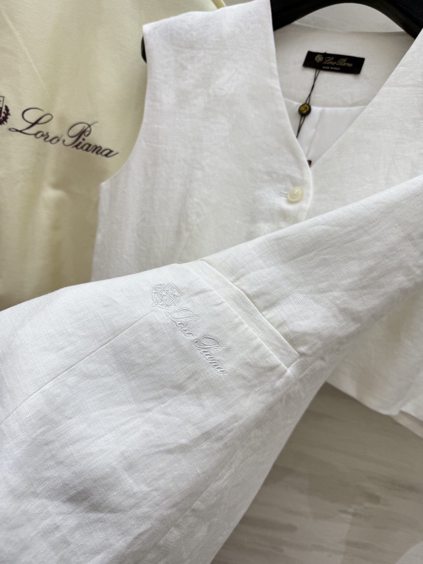 #LP¹¹⁵新款logo刺绣装饰套装 采用进口的亚麻面料 透气感很好 不会容易起皱 短款小马甲搭配高腰阔