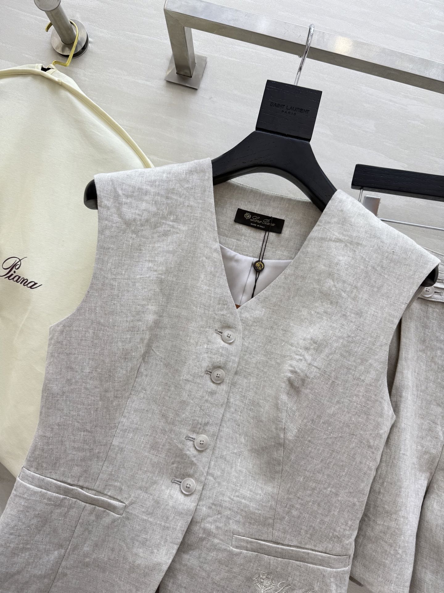 #LP¹¹⁵新款logo刺绣装饰套装 采用进口的亚麻面料 透气感很好 不会容易起皱 短款小马甲搭配高腰阔