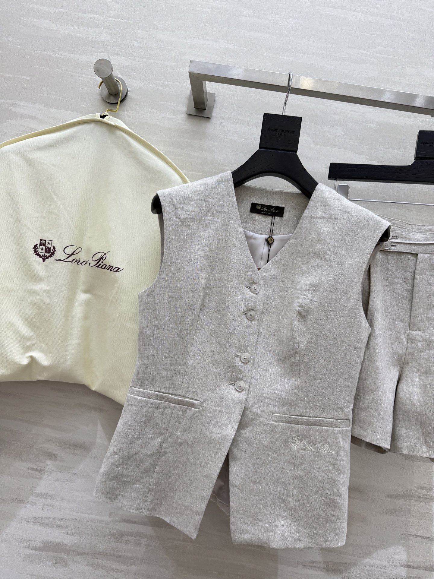 #LP¹¹⁵新款logo刺绣装饰套装 采用进口的亚麻面料 透气感很好 不会容易起皱 短款小马甲搭配高腰阔