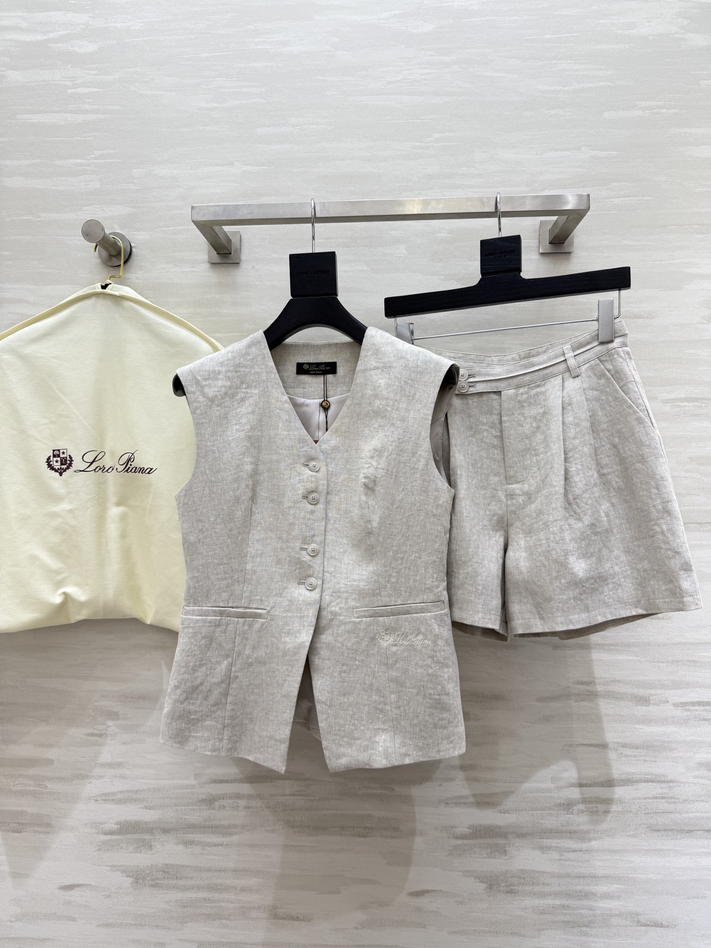 #LP¹¹⁵新款logo刺绣装饰套装 采用进口的亚麻面料 透气感很好 不会容易起皱 短款小马甲搭配高腰阔