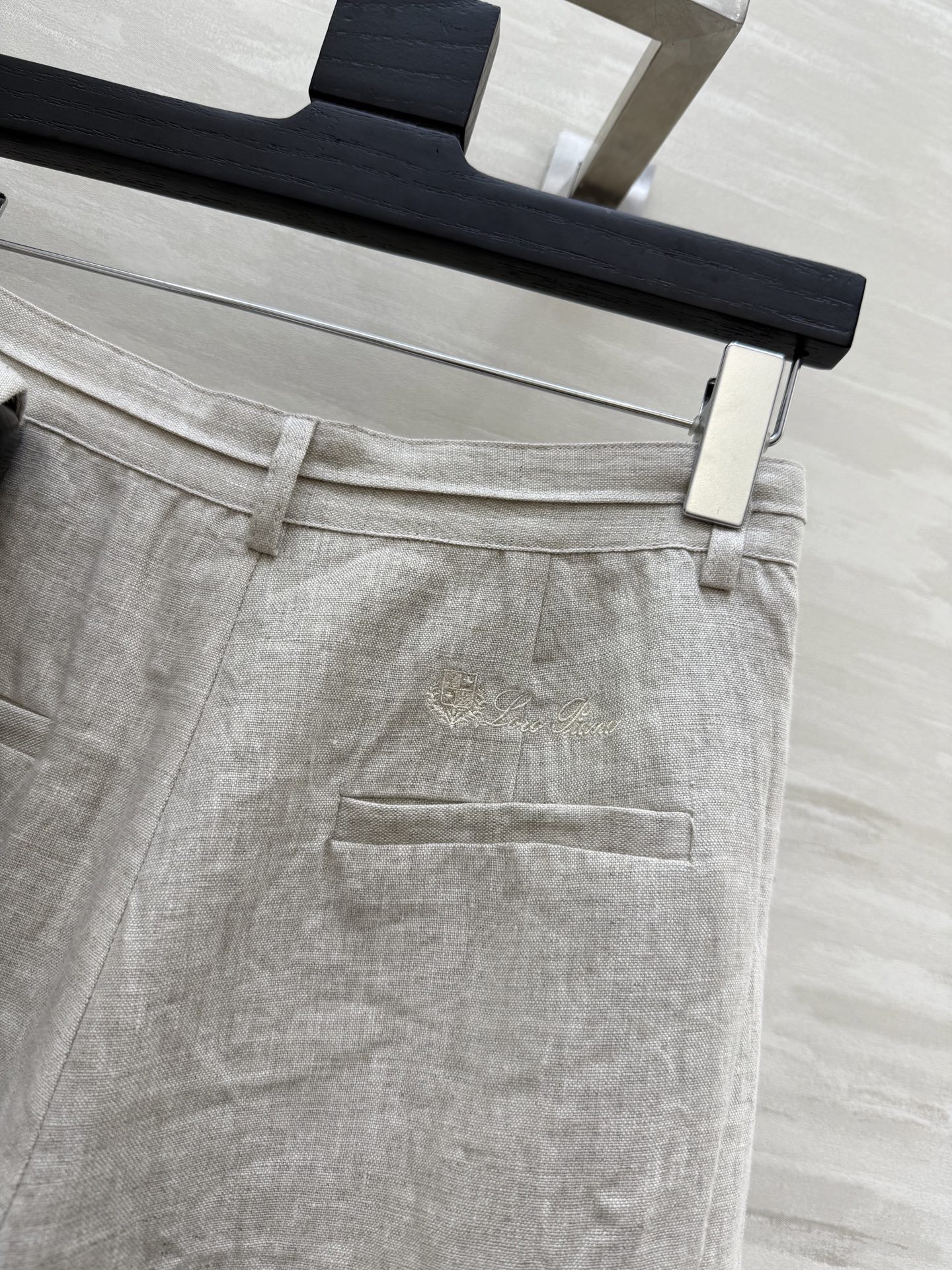 #LP¹¹⁵新款logo刺绣装饰套装 采用进口的亚麻面料 透气感很好 不会容易起皱 短款小马甲搭配高腰阔