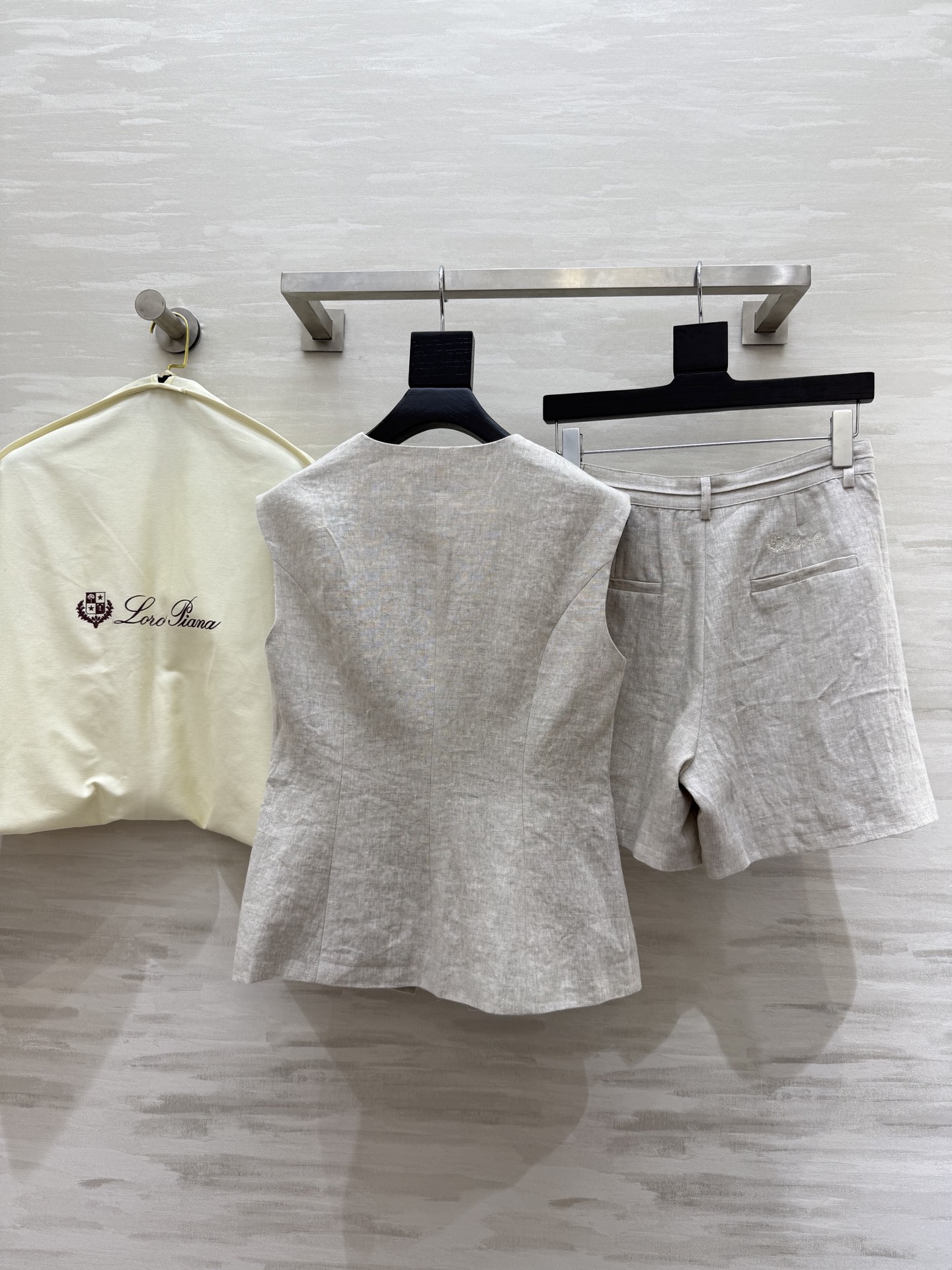 #LP¹¹⁵新款logo刺绣装饰套装 采用进口的亚麻面料 透气感很好 不会容易起皱 短款小马甲搭配高腰阔