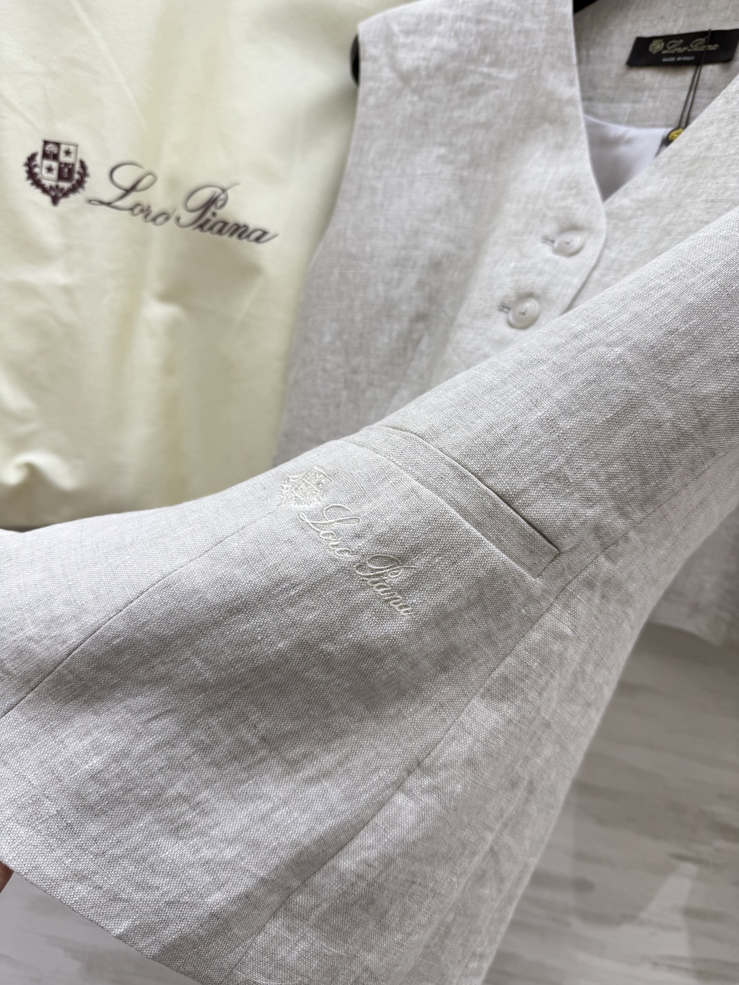 #LP¹¹⁵新款logo刺绣装饰套装 采用进口的亚麻面料 透气感很好 不会容易起皱 短款小马甲搭配高腰阔