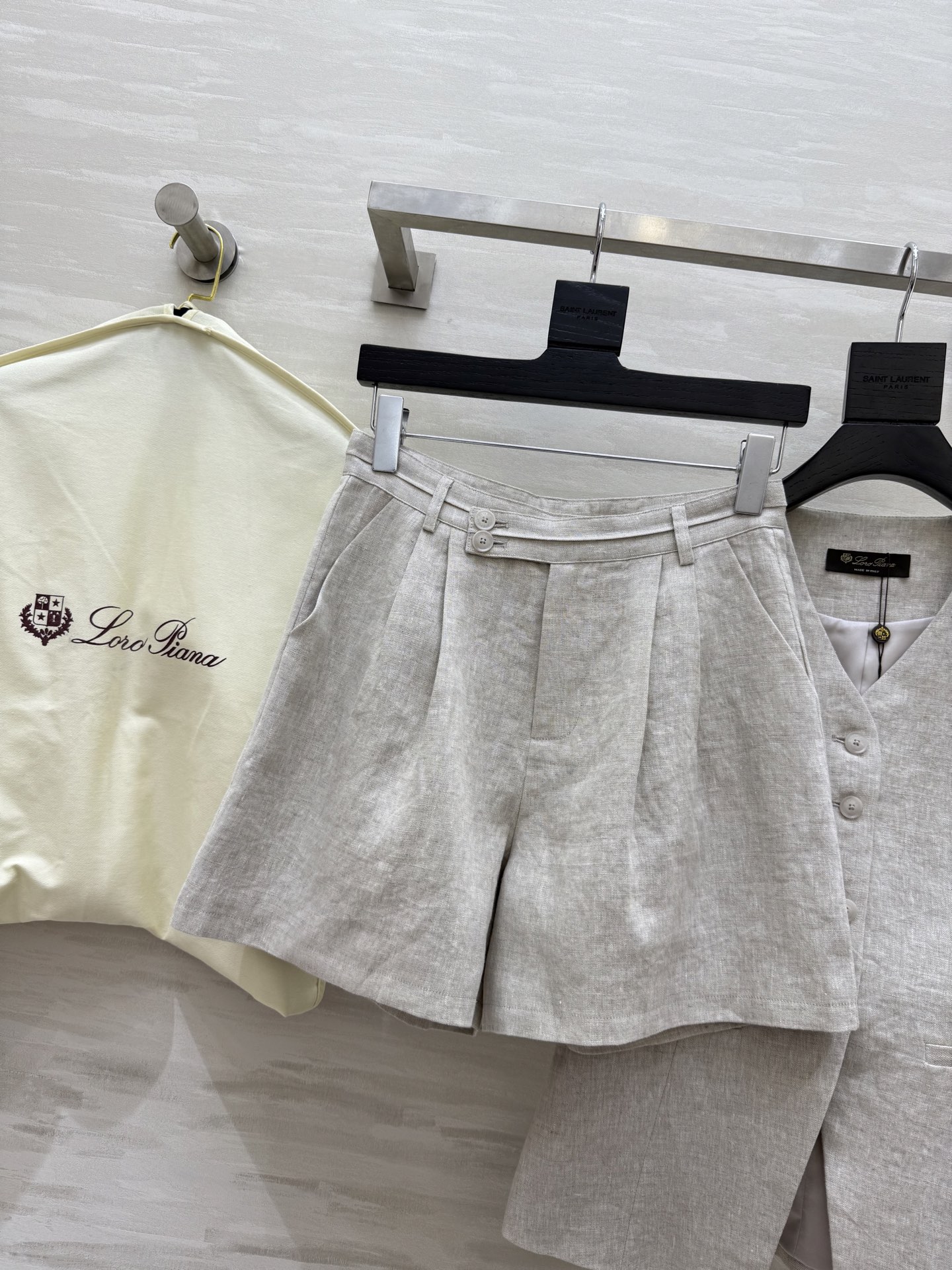 #LP¹¹⁵新款logo刺绣装饰套装 采用进口的亚麻面料 透气感很好 不会容易起皱 短款小马甲搭配高腰阔