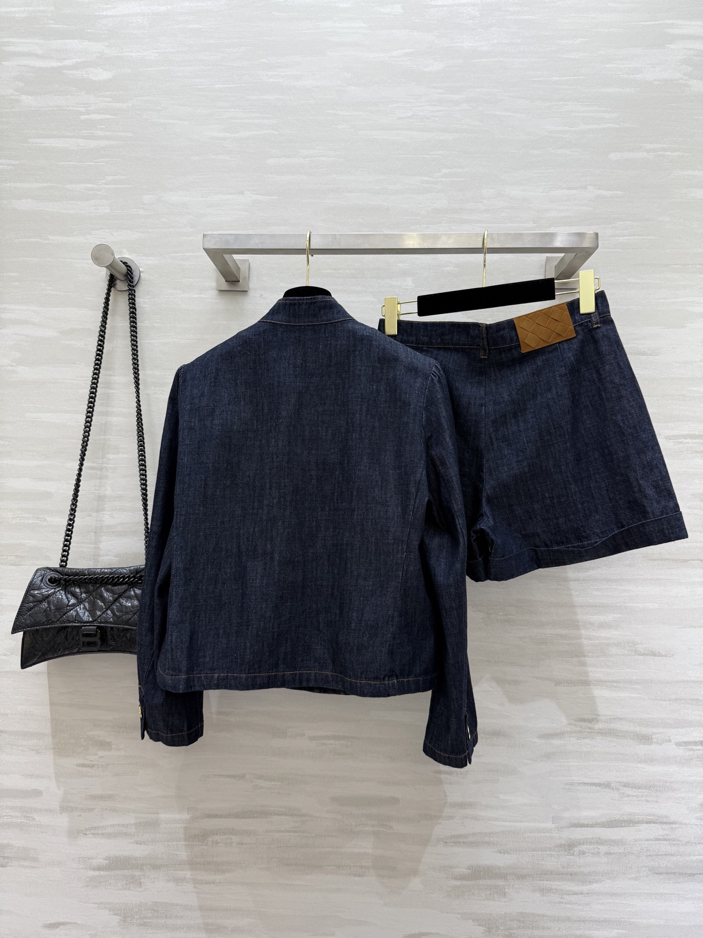 #Bv²⁵新款 牛仔套装 定制轻薄牛仔面料 适合夏日穿搭 金扣装饰兼具时髦精致腔调 可以一套搭配 或者单