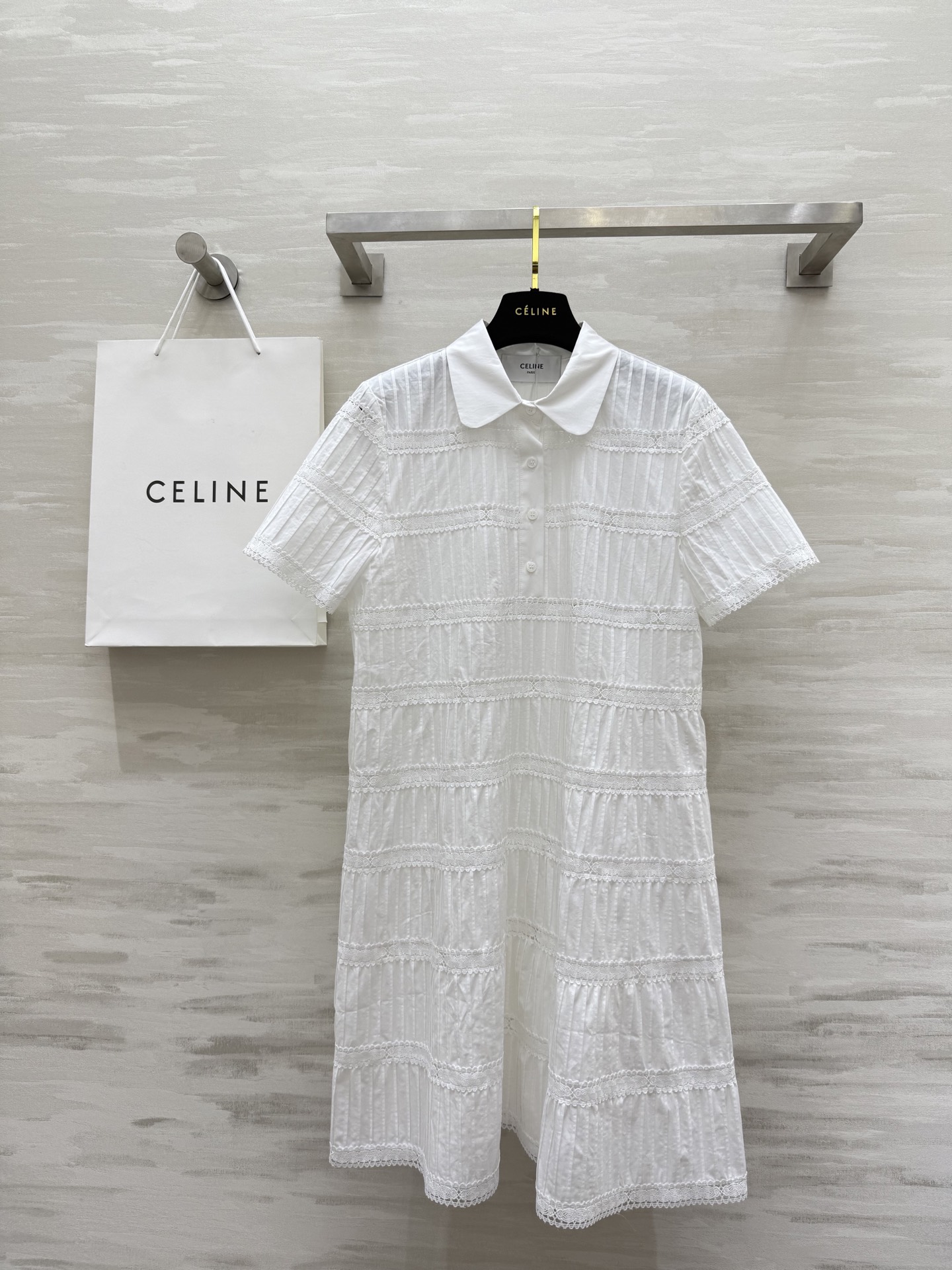 NO:445826,#Celin new French embroidery college style short-sleeved dress Customized Arc decorative water-soluble lace decoration Strip craftsmanship Use pure cotton fabric Temperament doll collar A-line skirt with slim and tall upper body, sweet and salty temperament, with elegant and fresh age-reducing feeling, high-quality customization Spot first-time sizeS/M/L (size s shoulder width 40, bust 94, length 87, celine, skirts, T-shirt, alexander wang19860909#Celin新款 法式刺绣学院风短袖连衣裙 定制凯旋门刺绣水溶花边装饰 打条工艺 采用纯棉面料 气质娃娃领A字版型裙摆上身显瘦又高挑 可甜可盐气质 自带优雅与清新减龄感 高品质定制 现货首发sizeS/M/L（s码肩宽40,胸围94,衣长87,,celine,skirts,T-shirt,alexander wang,Women's clothing