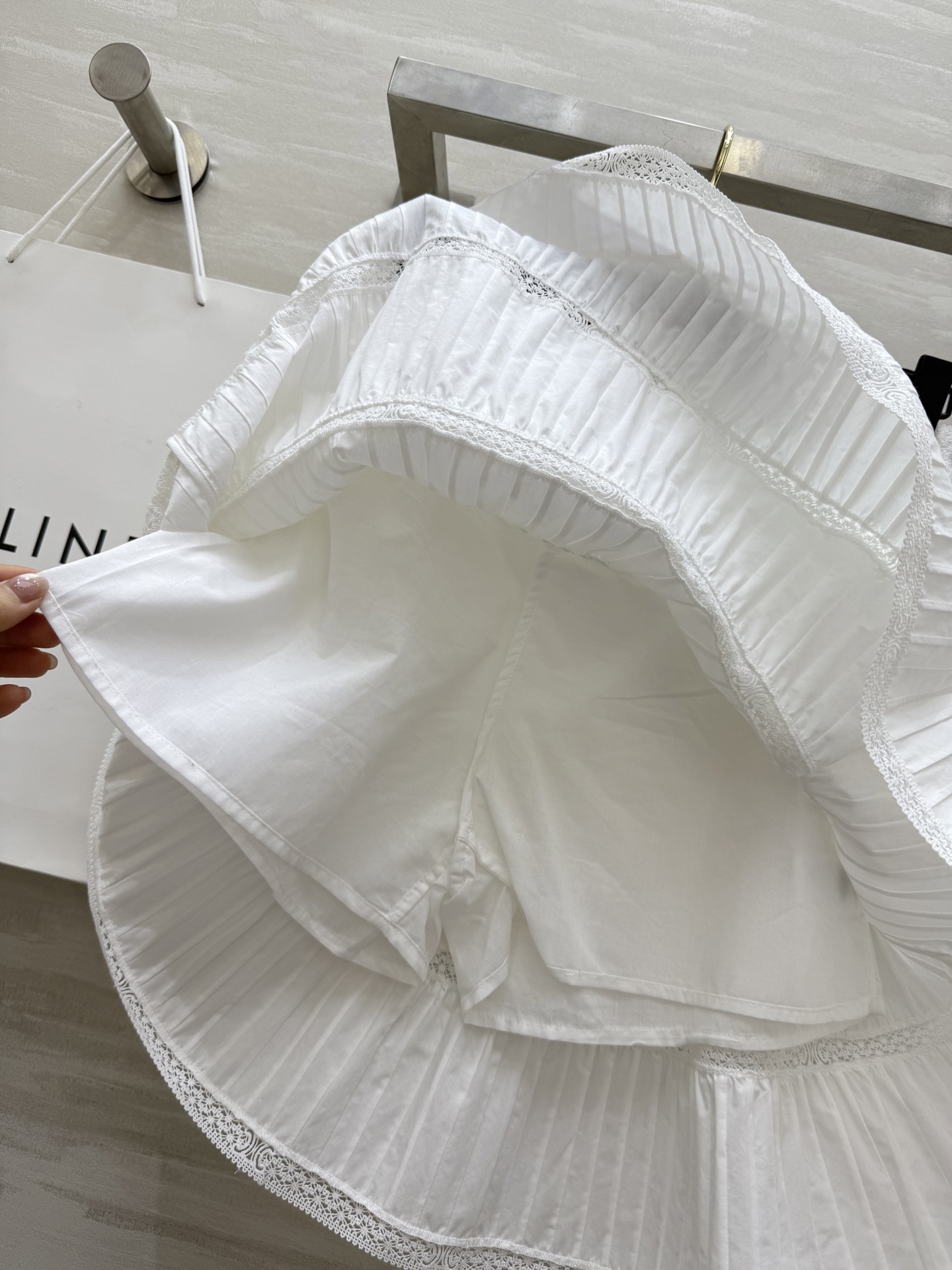 #Celin♡²⁵新款 法式刺绣学院风白色套装 定制凯旋门刺绣水溶花边拼接工艺 采用纯棉面料 一套搭配上