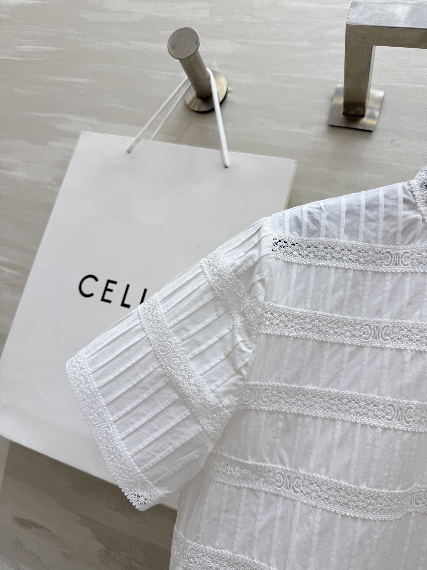 #Celin♡²⁵新款 法式刺绣学院风白色套装 定制凯旋门刺绣水溶花边拼接工艺 采用纯棉面料 一套搭配上