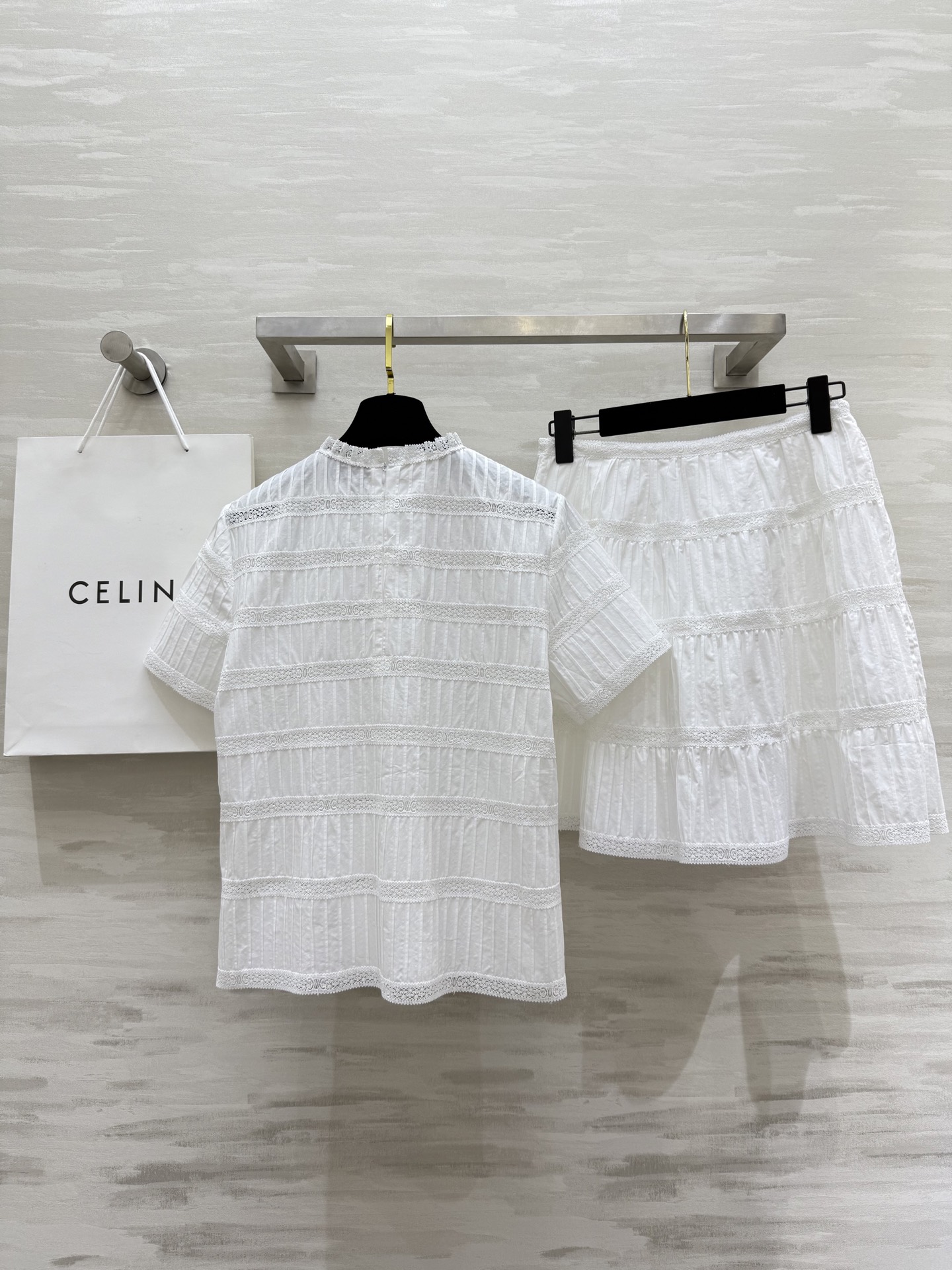 #Celin♡²⁵新款 法式刺绣学院风白色套装 定制凯旋门刺绣水溶花边拼接工艺 采用纯棉面料 一套搭配上