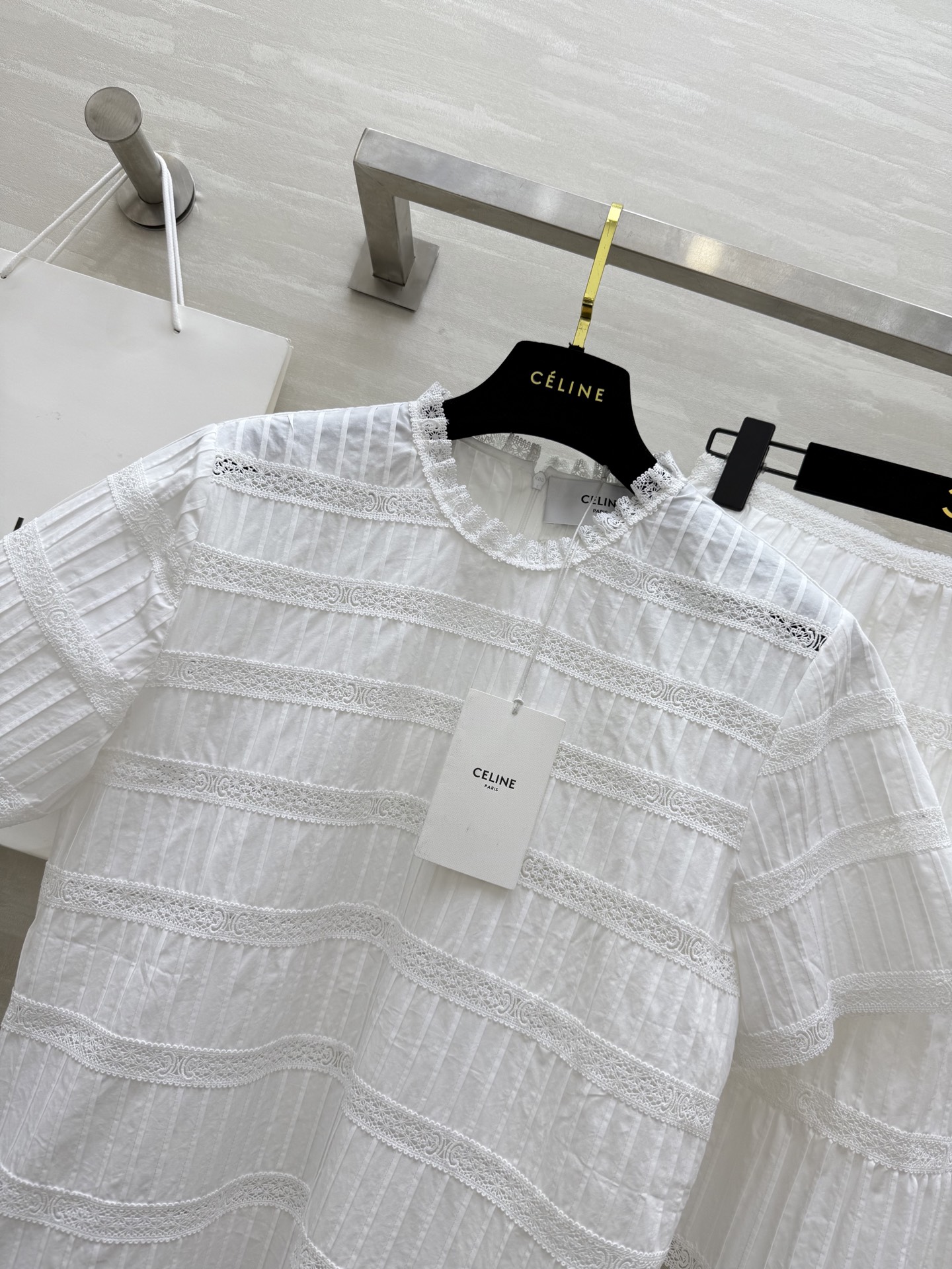 #Celin♡²⁵新款 法式刺绣学院风白色套装 定制凯旋门刺绣水溶花边拼接工艺 采用纯棉面料 一套搭配上