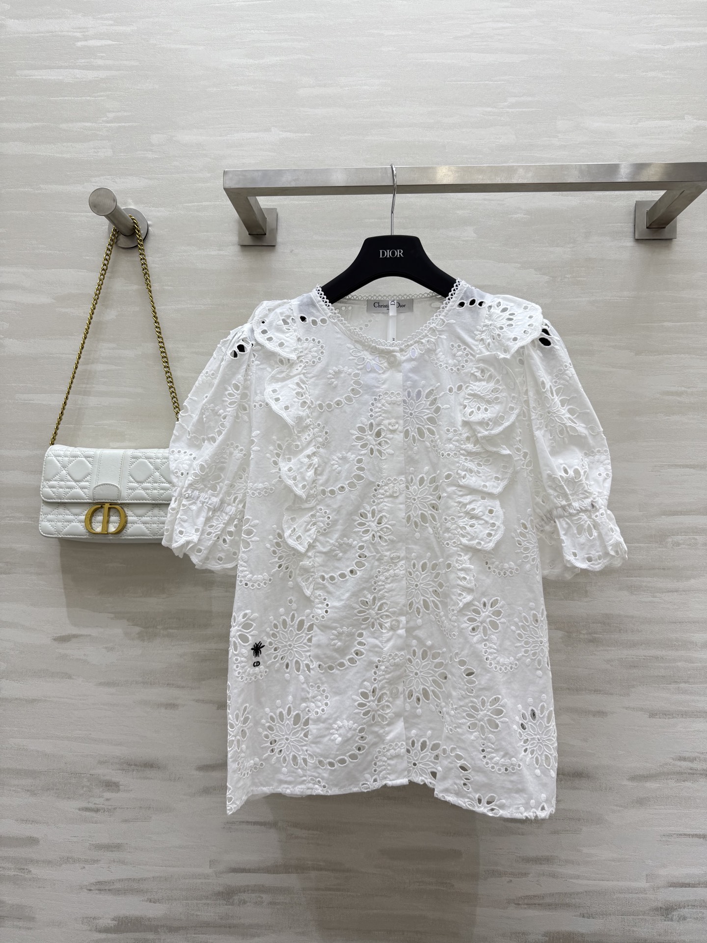 NO:445852,#DIO new model water-soluble hollow embroidery shirt, a whole gentle white style, super white skin color, very elegant upper body, custom water-soluble hollow embroidery fabric, CD bee embroidery rich details, high-quality customization, spot first-time sizeS/M/L (size s size 37 shoulder width, bust 96, garment length 60),,dior,alexander wang19860909#DIO新款 水溶镂空刺绣衬衣 一整个温柔的白色系 超显肤色白 上身优雅极了 重工定制水溶镂空刺绣面料 CD蜜蜂刺绣丰富细节 高品质定制 现货首发sizeS/M/L（s码肩宽37,胸围96,衣长60）,,dior,alexander wang,Women's clothing
