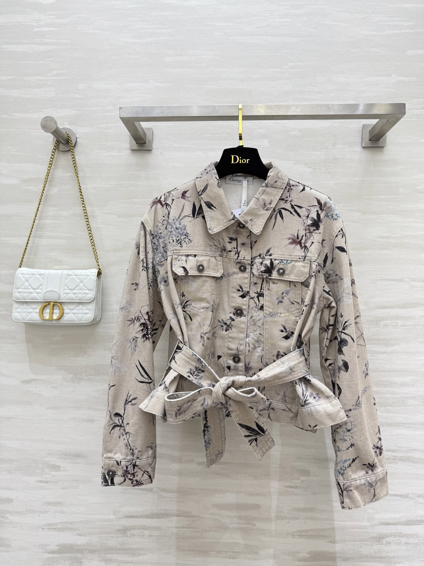 NO:445866,#DIO early autumn new style, fresh and elegant ink-print denim short jacket, multi-color pattern presents high-end wood color in soft and exquisite tones, showing elegant and interesting, side slit, lace-up waist design, handsome and casual and fashionable, imported raw denim enzyme washing fabric, excellent texture, hand-stitched black label low-key luxury design, excellent high-quality customization, spot first-time sizeS/M/L (size s shoulder width 46, bust 94, garment length 47),,dior, jackets & coats,alexander wang19860909#DIO早秋新款 清新淡雅水墨印花牛仔短款外套 多色图案以柔和精致的色调呈现高级原木色彰显典雅意趣 侧面开叉 系带收腰设计 帅气随性又时髦 进口原浆牛仔酵素洗水面料质感超赞 手缝黑标低调奢华设计感超赞 高品质定制 现货首发sizeS/M/L（s码肩宽46,胸围94,衣长47）,,dior,jackets & coats,alexander wang,Women's clothing