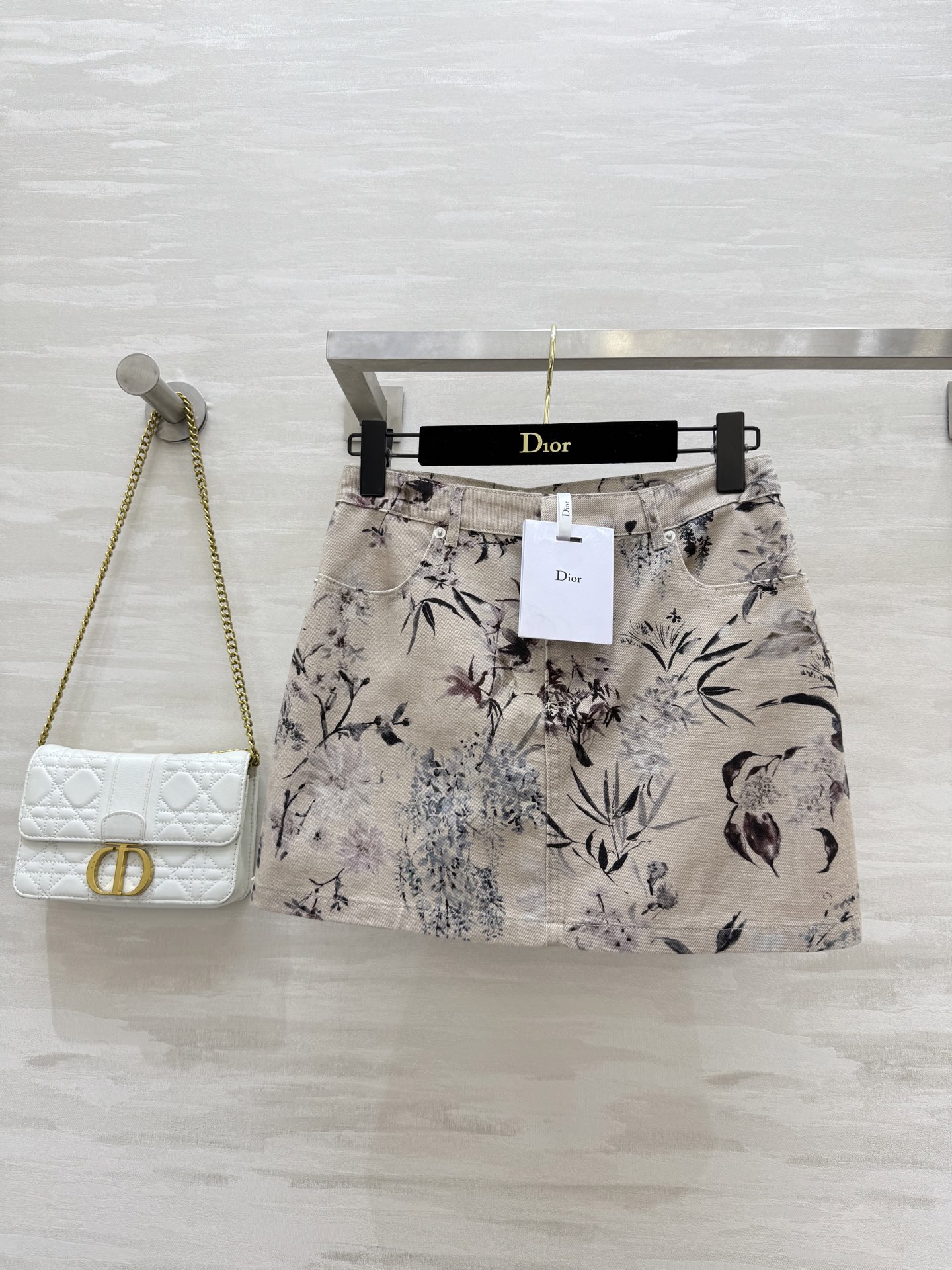 NO:445879,#DIO early autumn new style, fresh and elegant, ink-print denim skirt multi-color pattern presents high-quality wood color in soft and delicate tones to show elegant and interesting, three-dimensional tailoring, small A-shaped, age-reducing girlish temperament, imported raw denim enzyme washing fabric, excellent texture, hand-stitched black label low-key and luxurious design, excellent high-quality customization, spot first-time sizeS/M/L (size size 66, hip circumference 84, skirt length 34),,dior, skirts,alexander wang19860909#DIO早秋新款 清新淡雅 水墨印花牛仔半裙多色图案以柔和精致的色调呈现高级原木色彰显典雅意趣 立体剪裁小A版型百搭 减龄少女气质 进口原浆牛仔酵素洗水面料质感超赞 手缝黑标低调奢华设计感超赞 高品质定制 现货首发sizeS/M/L（s码腰围66,臀围84,裙长34）,,dior,skirts,alexander wang,Women's clothing