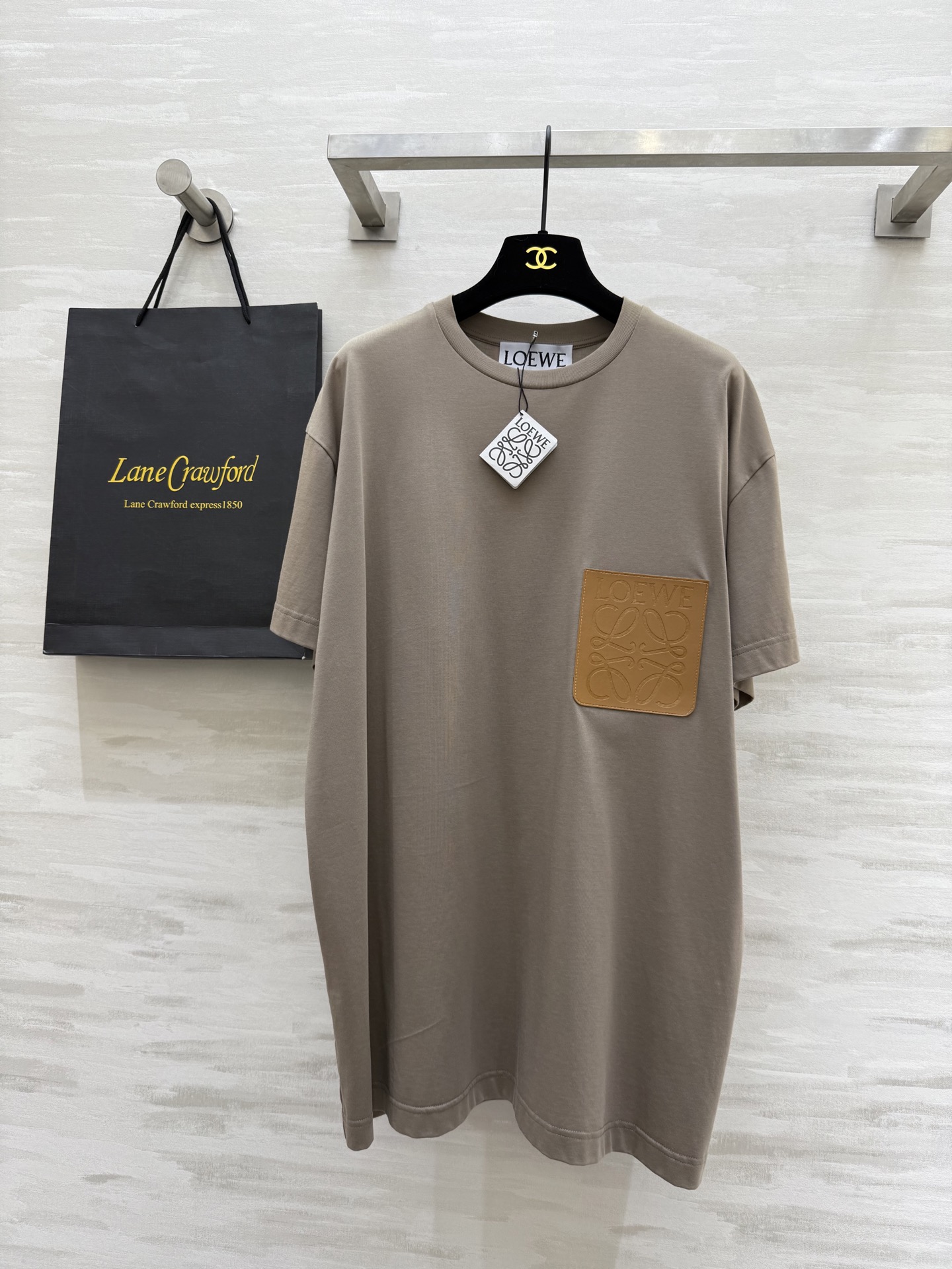 NO:445867,#loew classic leather logo short-sleeved T-shirt high-quality customization spot first-time sizeS/M/L (size s-shoulder width 53, bust 120, length 74), loewe, T-shirt,tees, t-shirt,alexander wang19860909#loew经典贴皮logo短袖T恤 高品质定制 现货首发sizeS/M/L（s码肩宽53,胸围120,衣长74）,,loewe,T-shirt,tees，t-shirt,alexander wang,Women's clothing