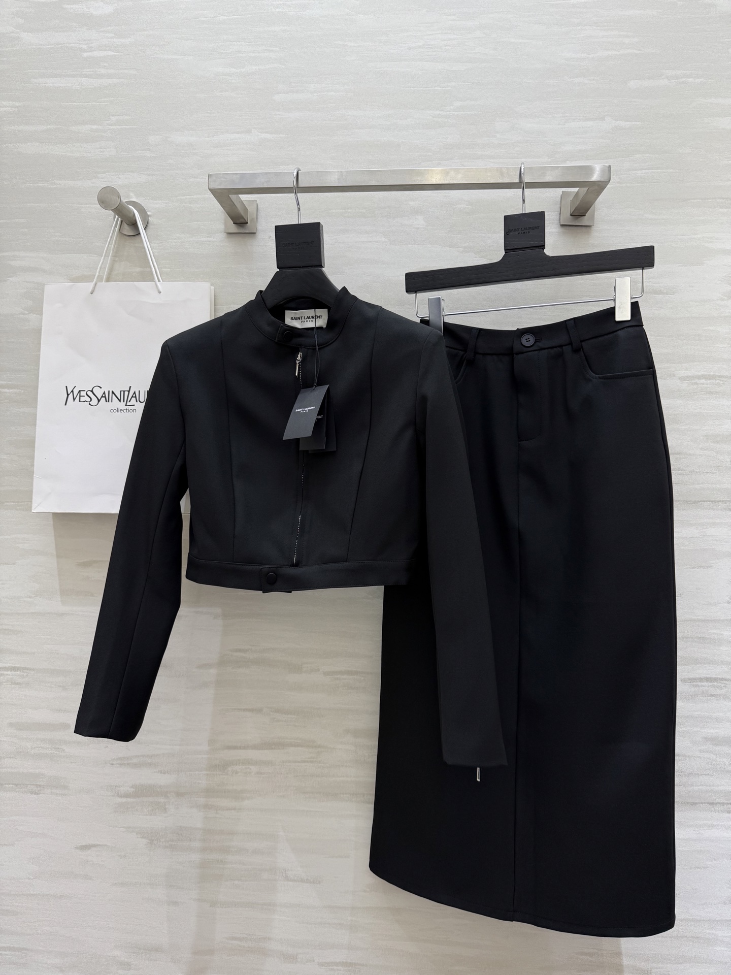 NO:445874,#ysl new style, elegant and elegant suit suit, high quality customization, spot first-time sizeS/M/L (M size shoulder width 41, bust 92, length 46, skirt waist 68, skirt length 87),,saint laurent, skirt 8, business suit, alexander wang19860909#ysl新款 气质御姐范儿西装套装 高品质定制 现货首发sizeS/M/L（M码肩宽41,胸围92,衣长46,半裙腰围68,裙长87）,,saint laurent,skirts,business suit,alexander wang,Women's clothing