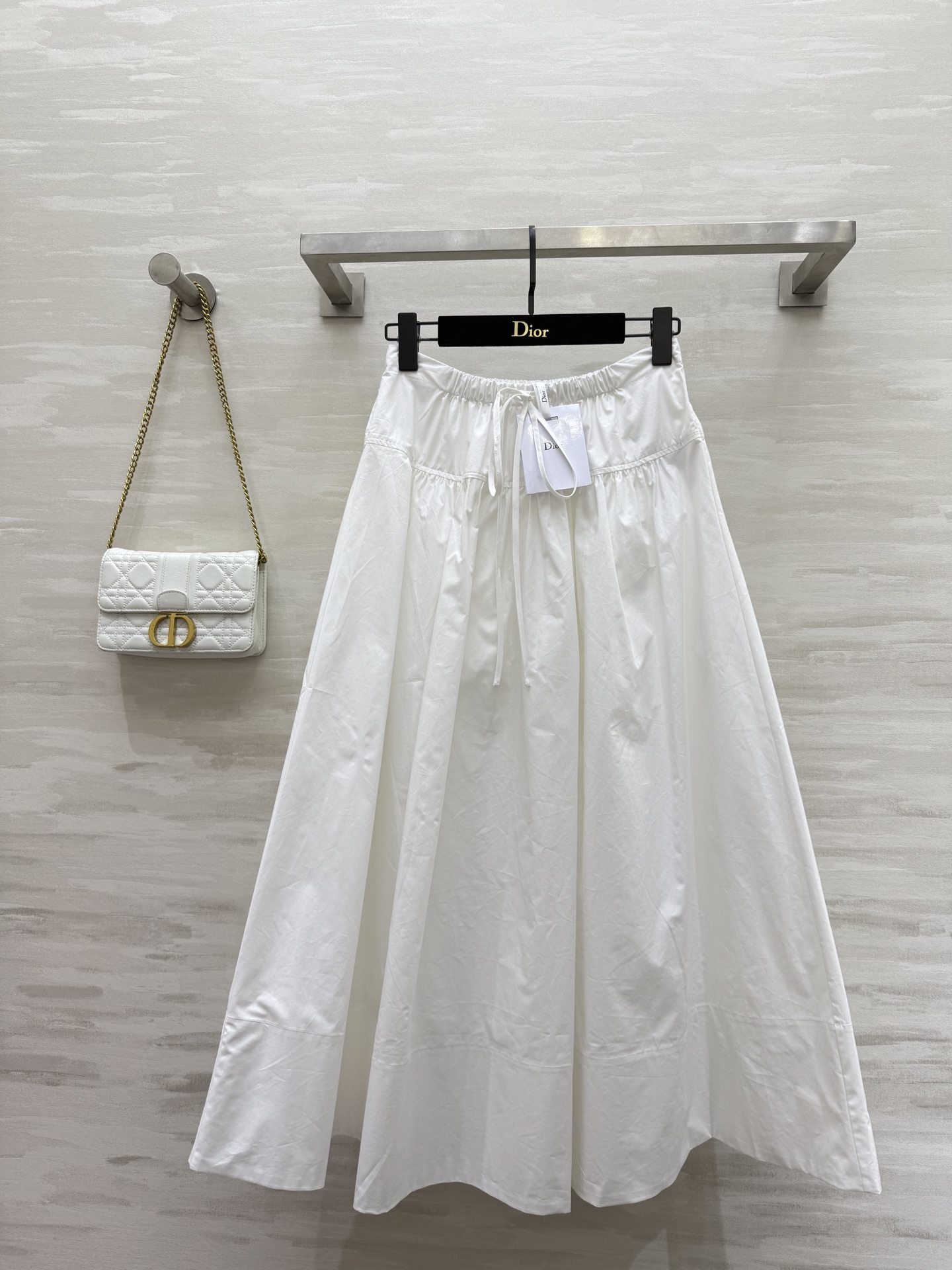 NO:446871,#DIO new thin waist knot skirt minimalist slack high-end cotton texture skin-friendly and comfortable high-quality spot first-time sizeS/M/L(),,dior,skirts,alexander wang19860909#DIO新款细腰结半裙 极简主义 松弛高级 棉布质地亲肤舒适 高品质 现货首发sizeS/M/L（）,,dior,skirts,alexander wang,Women's clothing