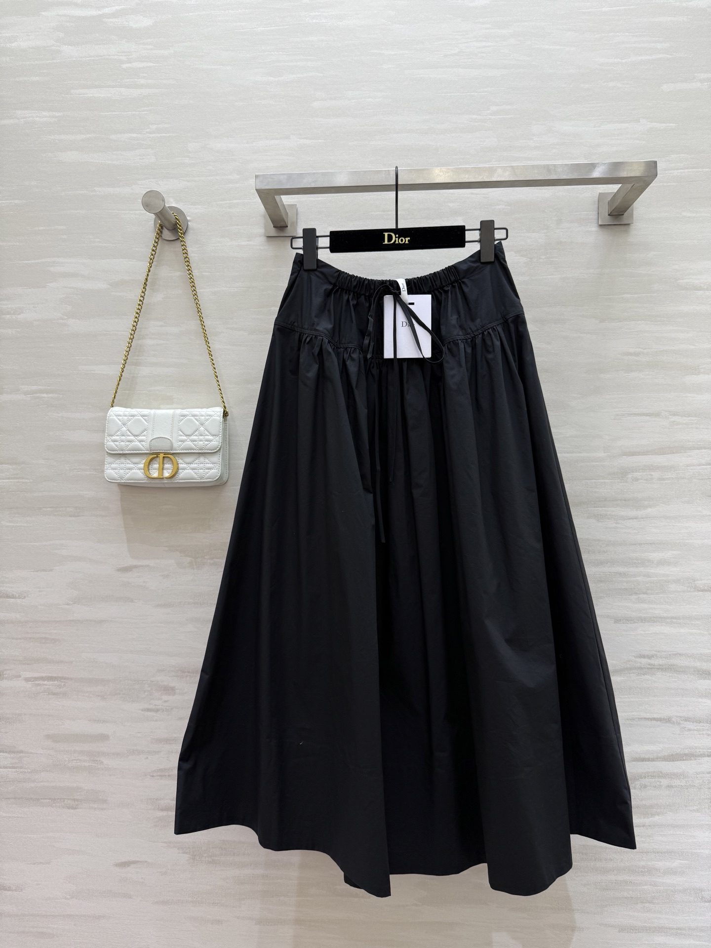 NO:446887,#DIO new thin waist knot skirt minimalist slack high-end cotton texture skin-friendly and comfortable high-quality spot first-time sizeS/M/L(),,dior,skirts,alexander wang19860909#DIO新款细腰结半裙 极简主义 松弛高级 棉布质地亲肤舒适 高品质 现货首发sizeS/M/L（）,,dior,skirts,alexander wang,Women's clothing