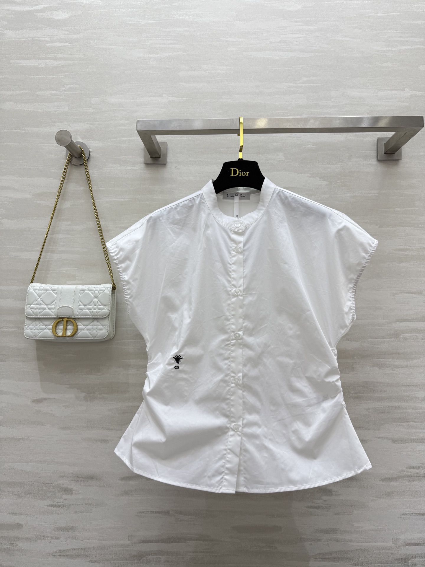 NO:446903,#DIO new model minimalist waist-closing stand-collar shirt. The pleated method highlights the waist-burning effect and enhances the style. The style is versatile and not picky. Positioning embroidery logo. The pure cotton shirt fabric is quite broad and has a great texture. High-quality customization. Spot first-time size36/38/40 (36 size bust 102, 55 length),,dior,alexander wang19860909#DIO新款 极简主义收腰立领衬衣 收褶做法突显腰部束身效果提升格调 版型百搭不挑人 定位刺绣logo 纯棉衬衣面料挺阔质感超赞 高品质定制 现货首发size36/38/40（36码胸围102,衣长55）,,dior,alexander wang,Women's clothing