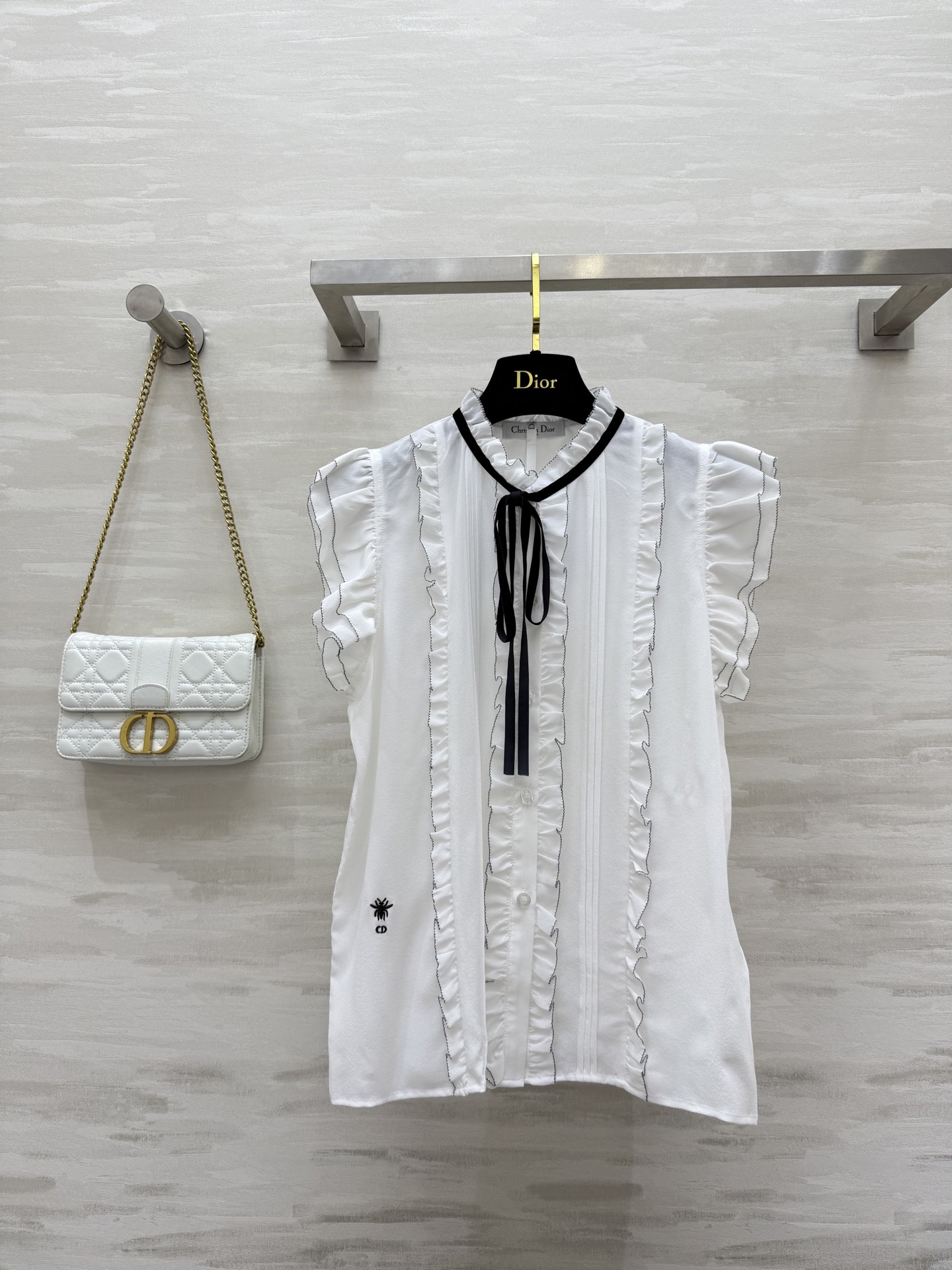 NO:446836,#DIO new style velvet lace silk shirt, positioning, strip pressing, silk lace craft, temperament, H-style retro palace style, sweet or salty temperament, upper body beautiful so that I have no friends, elegant and gorgeous feeling, high-quality customization, spot first-time size36/38/40 (36 size bust 100, 58 length),,dior,real silk,alexander wang19860909#DIO新款 丝绒系带真丝衬衣 定位打条压褶 对丝花边工艺 气质H版型复古宫廷风可甜可盐气质上身美到没朋友 自带优雅华丽感 高品质定制 现货首发size36/38/40（36码胸围100,衣长58）,,dior,real silk,alexander wang,Women's clothing