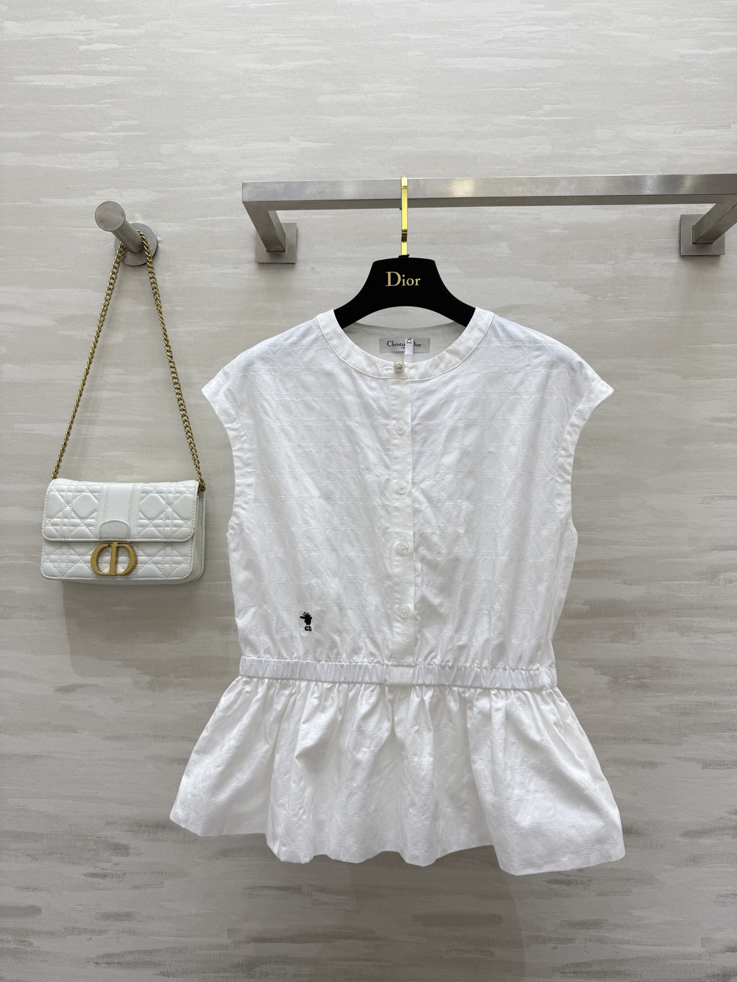 NO:448078,#DIO Vince Diane plaid embroidered round neck sleeveless shirt, elastic waist-lifted style pleated lotus leaf pendulum design makes you look slim and tall, casual and age-reducing and elegant temperament, imported color woven pure cotton fabric with excellent texture, high quality customization, spot first-time sizeS/M/L (size s-s bust 94, 57 length),,dior,alexander wang19860909#DIO戴妃藤格纹刺绣圆领无袖衬衣 松紧收腰版型褶皱荷叶摆设计显瘦又显高 休闲减龄随性优雅气质 进口色织纯棉面料质感超赞 高品质定制 现货首发sizeS/M/L（s码胸围94,衣长57）,,dior,alexander wang,Women's clothing