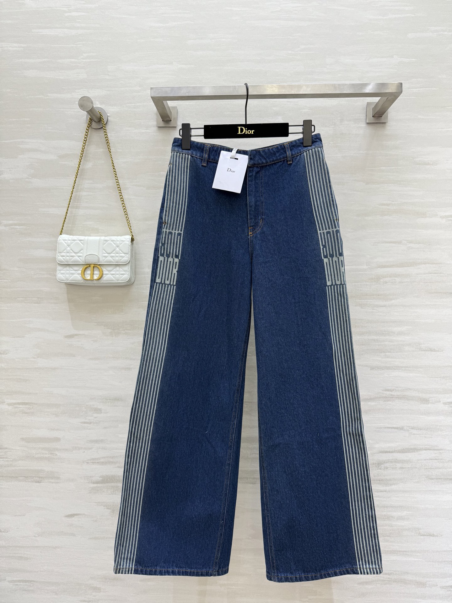 NO:448090,#DIO new style, double-sided jacquard straight jeans, original custom retro original color blue washing process is high-end and fashionable, a must-have for the wardrobe, a classic straight-leg pants that are shaped like a huge slim body, mother has long legs, casual and fashionable handsome items, imported denim fabric enzyme washing process, high quality customization, spot first-time sizeS/M/L (size size 66, hip circumference 90, pants length 101,,dior,jeans,alexander wang19860909#DIO新款 双侧提花直筒牛仔裤 原版定制复古原色蓝洗水工艺高级又时髦 衣橱必备的万年搭 每年必出的经典直筒裤形上身巨显瘦 妈生大长腿 休闲时髦的帅气单品 进口牛仔面料酵素洗水工艺 高品质定制 现货首发sizeS/M/L（s码腰围66,臀围90,裤长101,,dior,jeans,alexander wang,Women's clothing