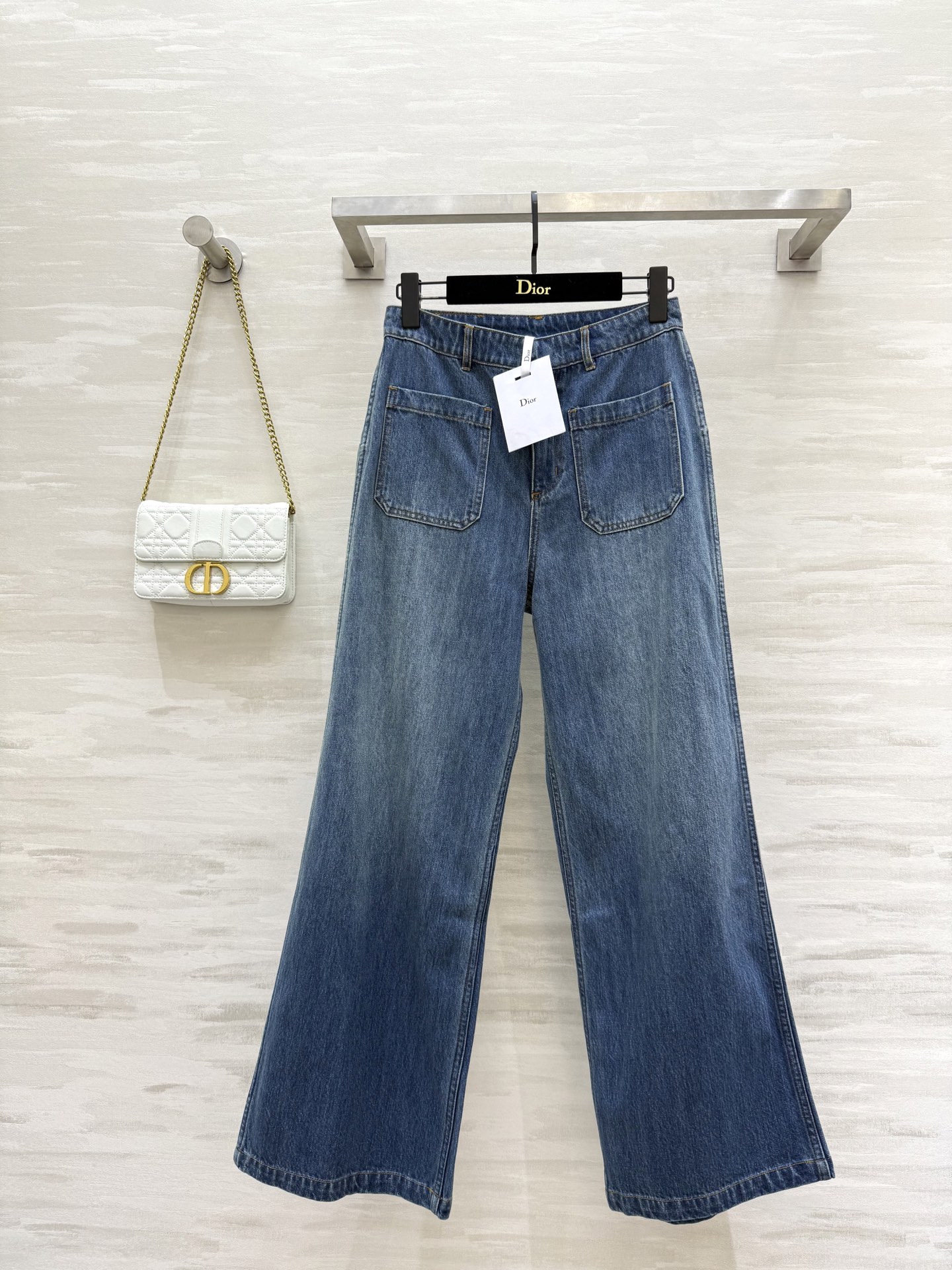 NO:448117,#DIO new style, old-fashioned wide-leg jeans, straight wide-leg high-waisted pants, can make the proportion of legs the longest, the upper body is a perfect girl with long legs, retro blue washing, simple and versatile, customized denim fabric is super comfortable on the upper body, high-quality customization, spot first-time sizeS/M/L (size size 66, hip circumference 92, pants length 100),,dior,jeans,alexander wang19860909#DIO新款 做旧洗水阔腿牛仔裤 直筒阔腿高腰的裤型 可以将双腿比例感拉到最长 上身就是妥妥的长腿妹子 复古蓝洗水 简洁百搭 定制牛仔面料上身超舒服 高品质定制 现货首发sizeS/M/L（s码腰围66,臀围92,裤长100）,,dior,jeans,alexander wang,Women's clothing