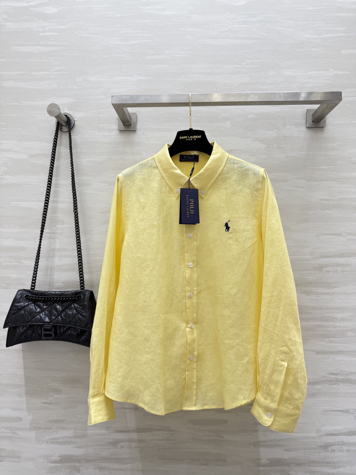 NO:448141,#POLO new logo embroidered linen sunscreen shirt, classic logo embroidery decoration on chest, daily necessities, multi-functional sun protection with out-of-story concave shape, using linen fabric, breathable and comfortable, high-quality customization, spot first-time sizeS/M/L (size s-shoulder width 40, bust 104, 63 length),,alexander wang19860909#POLO新款 logo刺绣亚麻防晒衬衣 胸前经典logo刺绣装饰 日常必备款 出街凹造型防晒多功能 采用亚麻面料 透气又贴身舒适 高品质定制 现货首发sizeS/M/L（s码肩宽40,胸围104,衣长63）,,alexander wang,Women's clothing