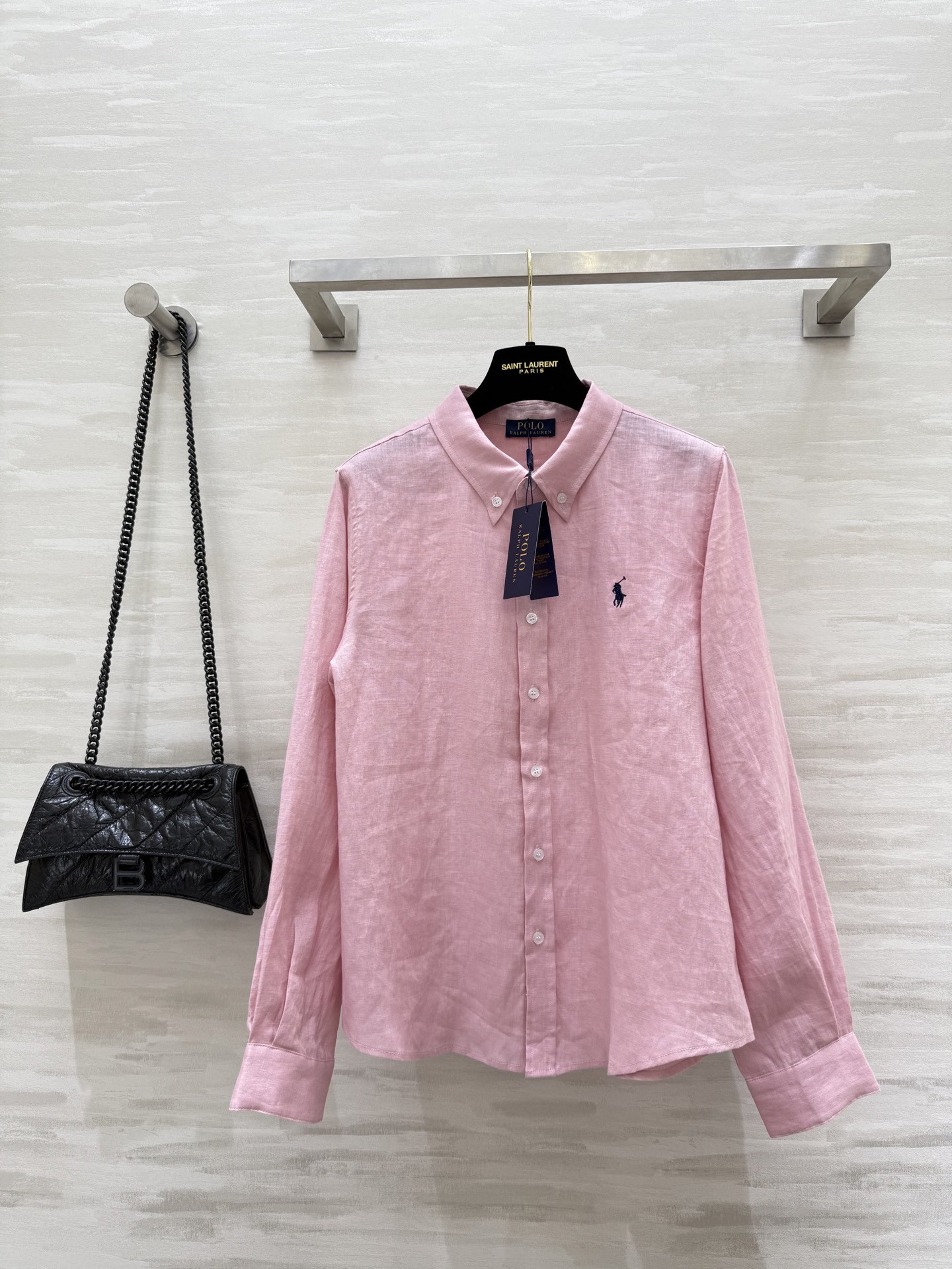 NO:448153,#POLO new logo embroidered linen sunscreen shirt, classic logo embroidery decoration on chest, daily necessities, multi-functional sun protection with out-of-story concave shape, using linen fabric, breathable and comfortable, high-quality customization, spot first-time sizeS/M/L (size s-shoulder width 40, bust 104, 63 length),,alexander wang19860909#POLO新款 logo刺绣亚麻防晒衬衣 胸前经典logo刺绣装饰 日常必备款 出街凹造型防晒多功能 采用亚麻面料 透气又贴身舒适 高品质定制 现货首发sizeS/M/L（s码肩宽40,胸围104,衣长63）,,alexander wang,Women's clothing