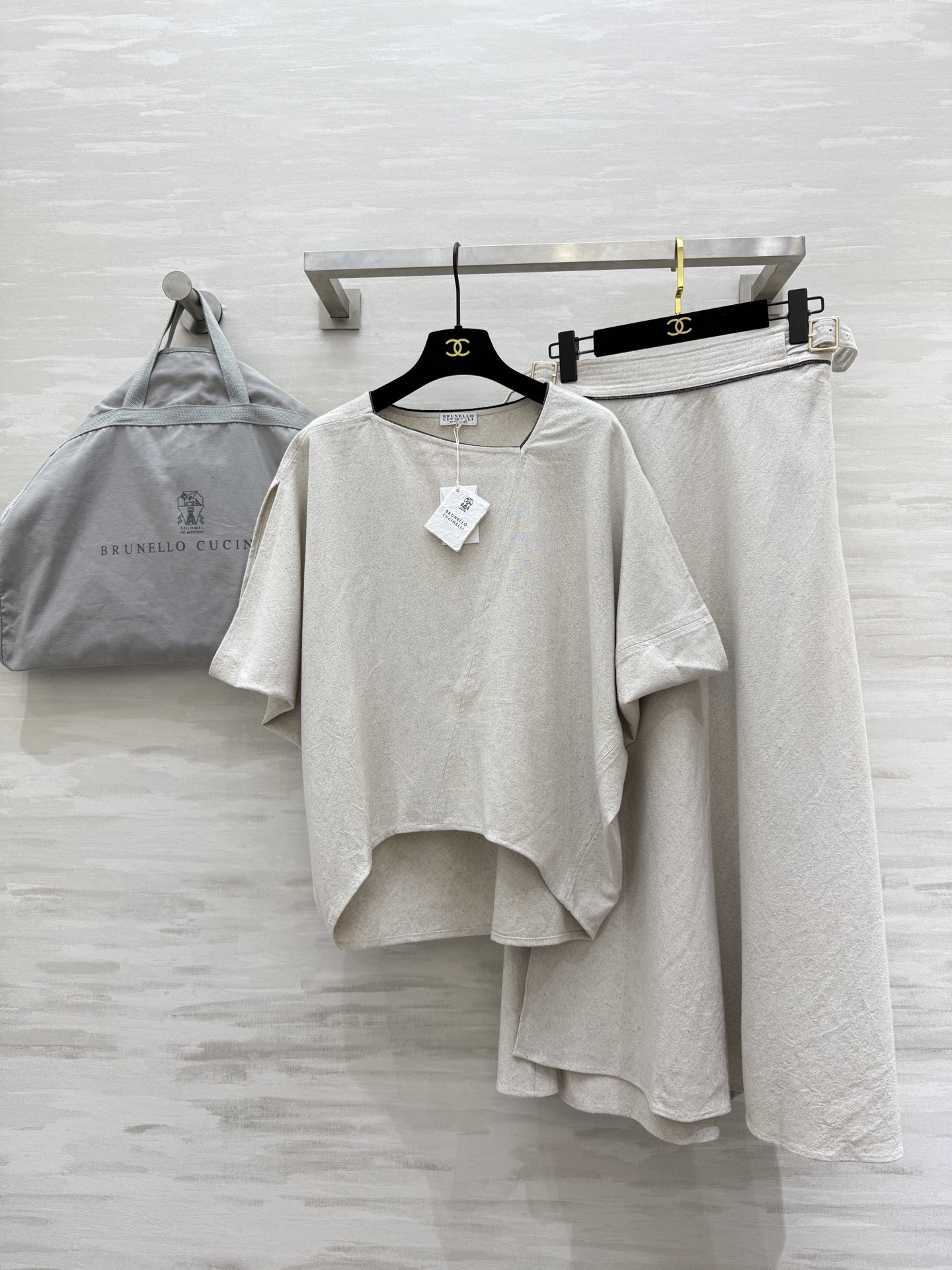 NO:448106,#BC high-luxury minimalist old-fashioned suit, collar ring and skirt with iron chain decoration rich details, one set of upper body interprets lazy and casual, classic style versatile and not picky, one set of high-quality customization, spot first-time sizeS/M/L (size s-size 55-66, skirt waist 66, skirt length 91), skirts, alexander wang19860909#BC高奢极简 老钱风套装 领圈及半裙搭配铁链条装饰丰富细节 一套上身演绎慵懒随性 经典版型百搭不挑人 一套出 高品质定制 现货首发sizeS/M/L（s码衣长55-66,半裙腰围66,裙长91）,,skirts,alexander wang,Women's clothing