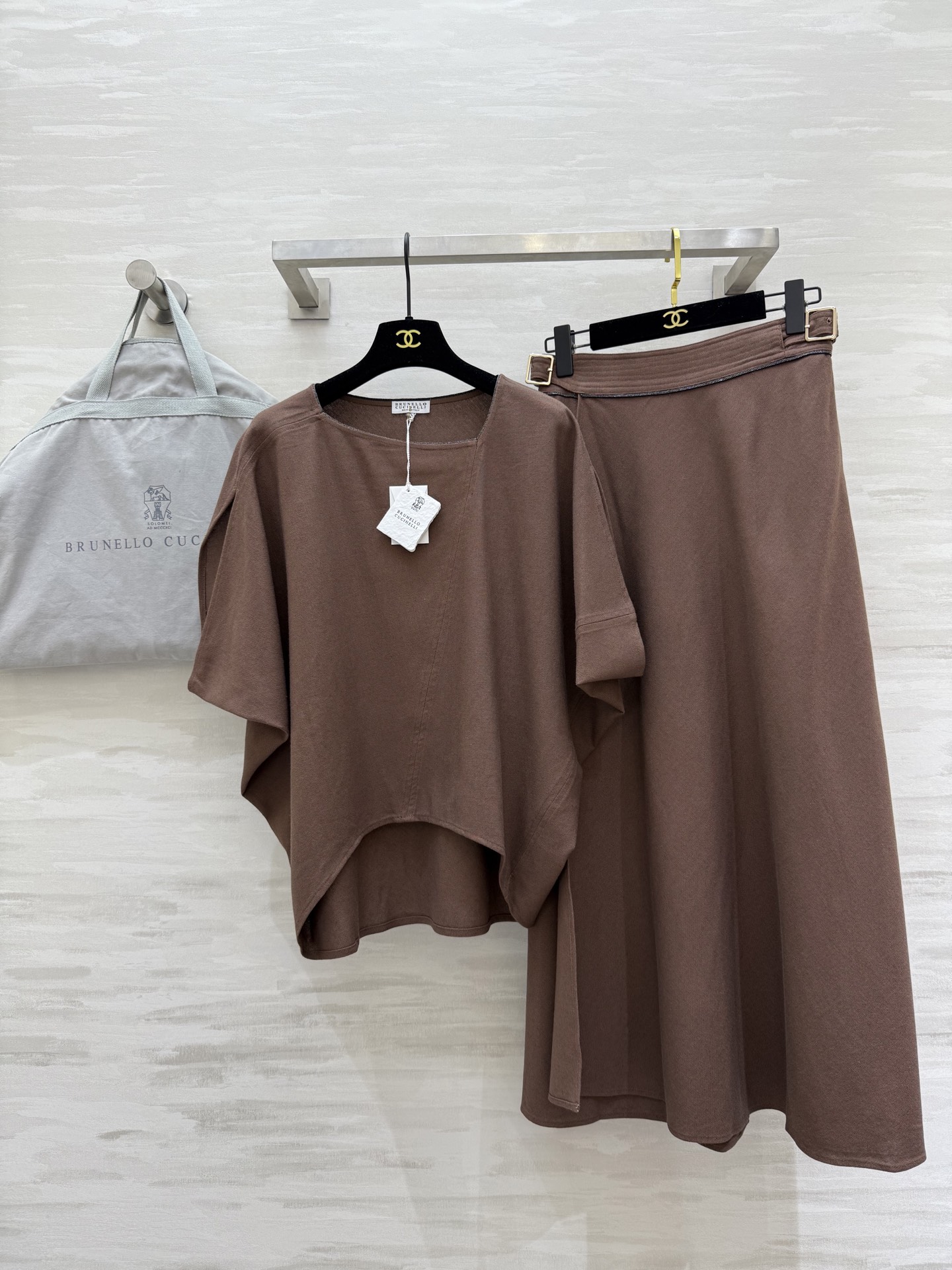 NO:448119,#BC high-luxury minimalist old-fashioned suit, collar ring and skirt with iron chain decoration rich details, one set of upper body interprets lazy and casual, classic style versatile and not picky, one set of high-quality customization, spot first-time sizeS/M/L (size s-size 55-66, skirt waist 66, skirt length 91), skirts, alexander wang19860909#BC高奢极简 老钱风套装 领圈及半裙搭配铁链条装饰丰富细节 一套上身演绎慵懒随性 经典版型百搭不挑人 一套出 高品质定制 现货首发sizeS/M/L（s码衣长55-66,半裙腰围66,裙长91）,,skirts,alexander wang,Women's clothing