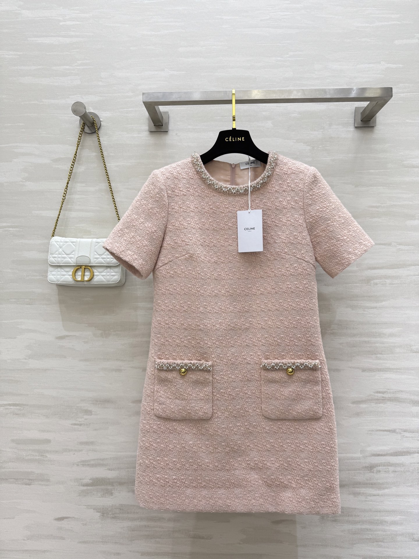 NO:449176,#Celin early autumn new style tweed dress Exclusive customization Customized jacquard letter lining Open mold logo hardware buckle Pure hand-sewn laces time-consuming and labor-intensive. Both the style and texture are impeccable. High-quality customization Spot first-time sizeS/M/L (), celine, skirts, alexander wang19860909#Celin早秋新款 粗花呢连衣裙 独家开版定制 定制提花字母里衬 开模logo五金扣 纯手工缝制花边 耗时耗工打造而出 无论是版型还是质感都是无可挑剔的 高品质定制 现货首发sizeS/M/L（）,,celine,skirts,alexander wang,Women's clothing