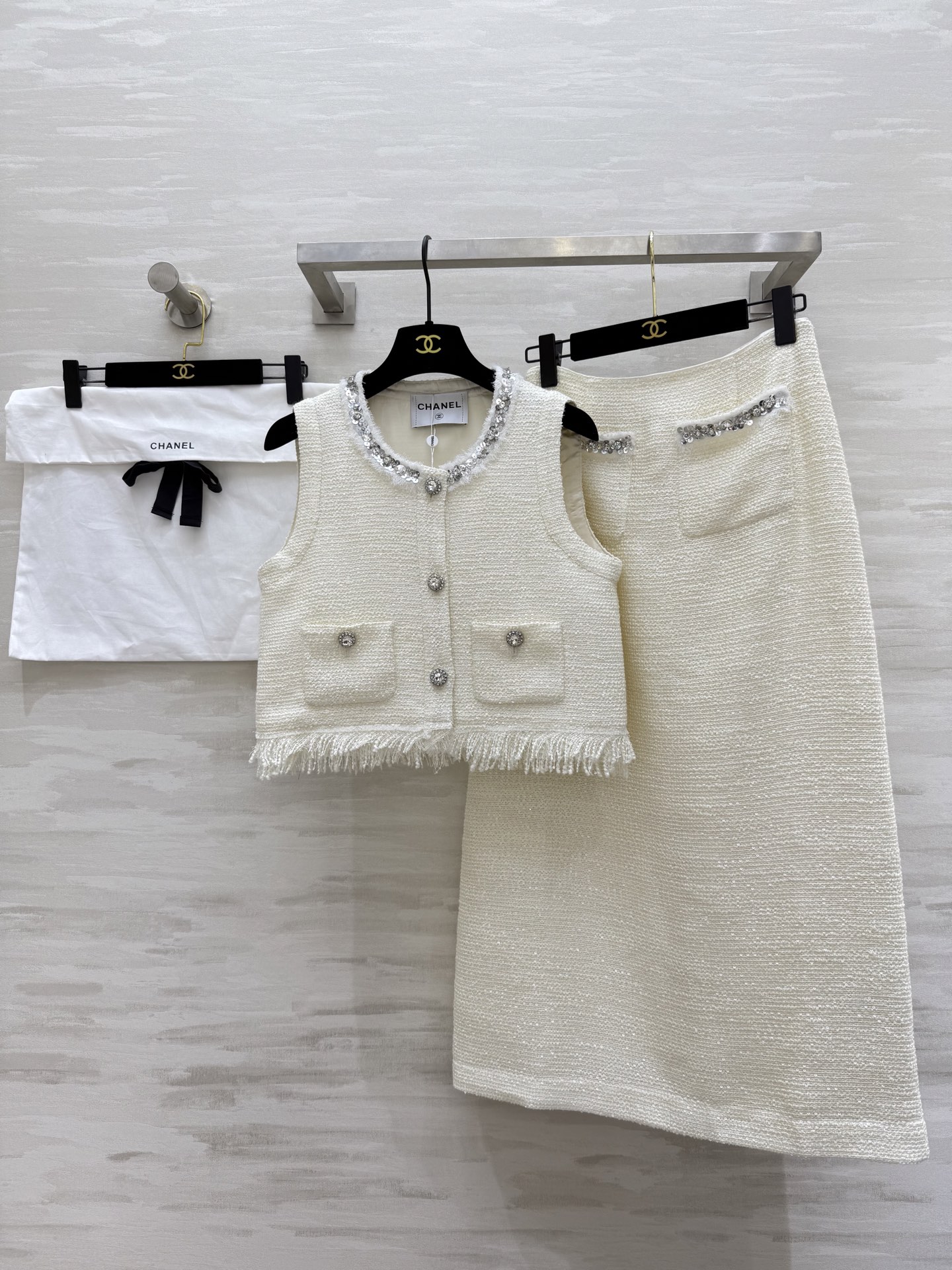 NO:449190,#Chane early autumn new style sequined set high-end custom fabric with sequins embellishment luxurious and exquisite hand-sewn lace matching hair plucking craftsmanship upper body temperament famous style high quality customization spot first release size36/38/40 (), chanel,alexander wang19860909#Chane早秋新款 亮片套装 高级定制面料 自带亮片点缀奢华精致 手工缝制花边搭配拔毛工艺 上身气质名媛风 高品质定制 现货首发size36/38/40（）,,chanel,alexander wang,Women's clothing