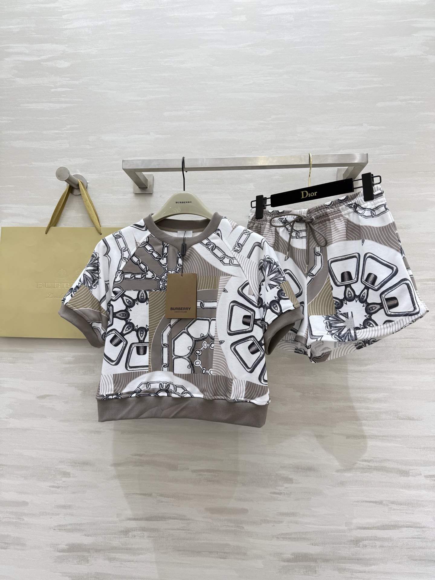 NO:449199,#Burberr new casual suit, the upper body shows right-angle shoulders, body proportions, one set goes out without brains, Get fashionable, one set comes out, high-quality first-time sizeS/M/L (size s-shoulder bust 104, 46 length, waist 64, hip 90, pants length 30), burberry, alexander wang19860909#Burberr新款休闲套装 上身显直角肩 显身材比例感 一套出街无脑Get时髦 一套出 高品质首发sizeS/M/L（s码落肩胸围104,衣长46 ,腰围64,臀围90,裤长30）,,burberry,alexander wang,Women's clothing