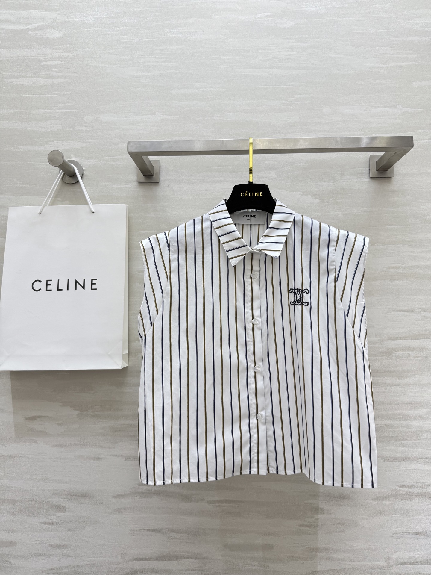 NO:449244,#Celin's new contrasting striped lapel wide shoulder shirt, high-quality cotton fabric, classic Arc de Triomphe embroidery, romantic and retro, fashionable and elegant, strong retro atmosphere, high-quality customization, spot first-time sizeS/M/L (size s-size bust 100, 50 length),,celine,alexander wang19860909#Celin新款撞色条纹翻领宽肩衬衣 高品质棉质面料 经典凯旋门刺绣 浪漫复古 可时髦可优雅 浓浓的复古氛围感 高品质定制 现货首发sizeS/M/L（s码胸围100,衣长50）,,celine,alexander wang,Women's clothing