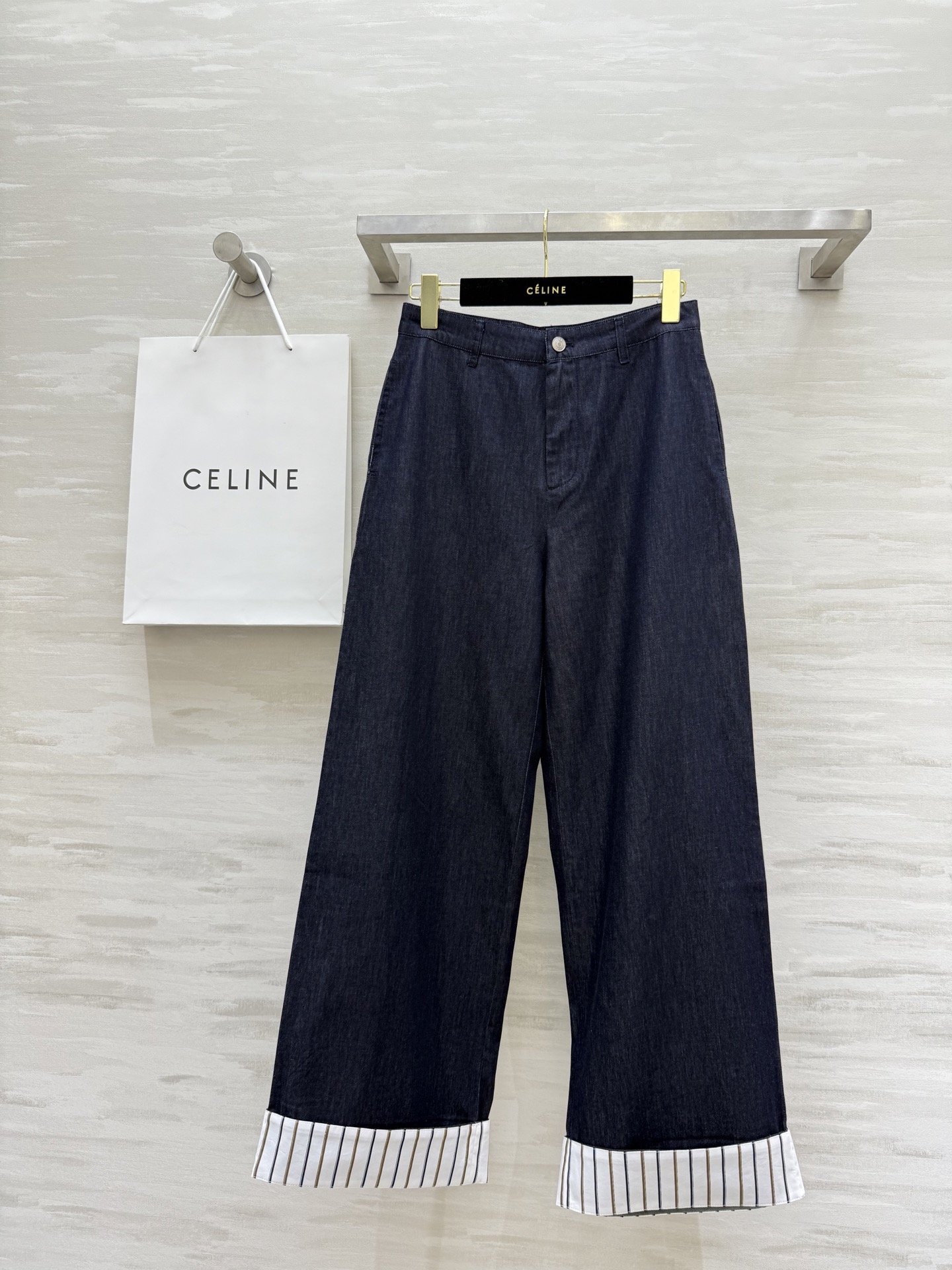 NO:449251,#Celin's new striped curly decoration Straight jeans The style is not picky at all straight cut. The most versatile and slimming look. Small people can feel at ease. It looks taller. The whole design is very simple. It is OK whether it is matched with a T-shirt or a shirt. A perfect long-lasting item. High-quality customization. Spot sizeS/M/L (size size 66, hip 88, trouser length 103), celine, jeans,shirts,tees, t-shirt,alexander wang19860909#Celin新款条纹卷边装饰 直筒牛仔裤 版型完全不挑人直筒剪裁 最百搭也最显瘦 小个子也能放心入 妥妥的显高 整个设计很简洁 无论搭配T恤或者衬衫都OK 妥妥的长青单品 高品质定制 现货首发sizeS/M/L（s码腰围66,臀围88,裤长103）,,celine,jeans,shirts,tees，t-shirt,alexander wang,Women's clothing