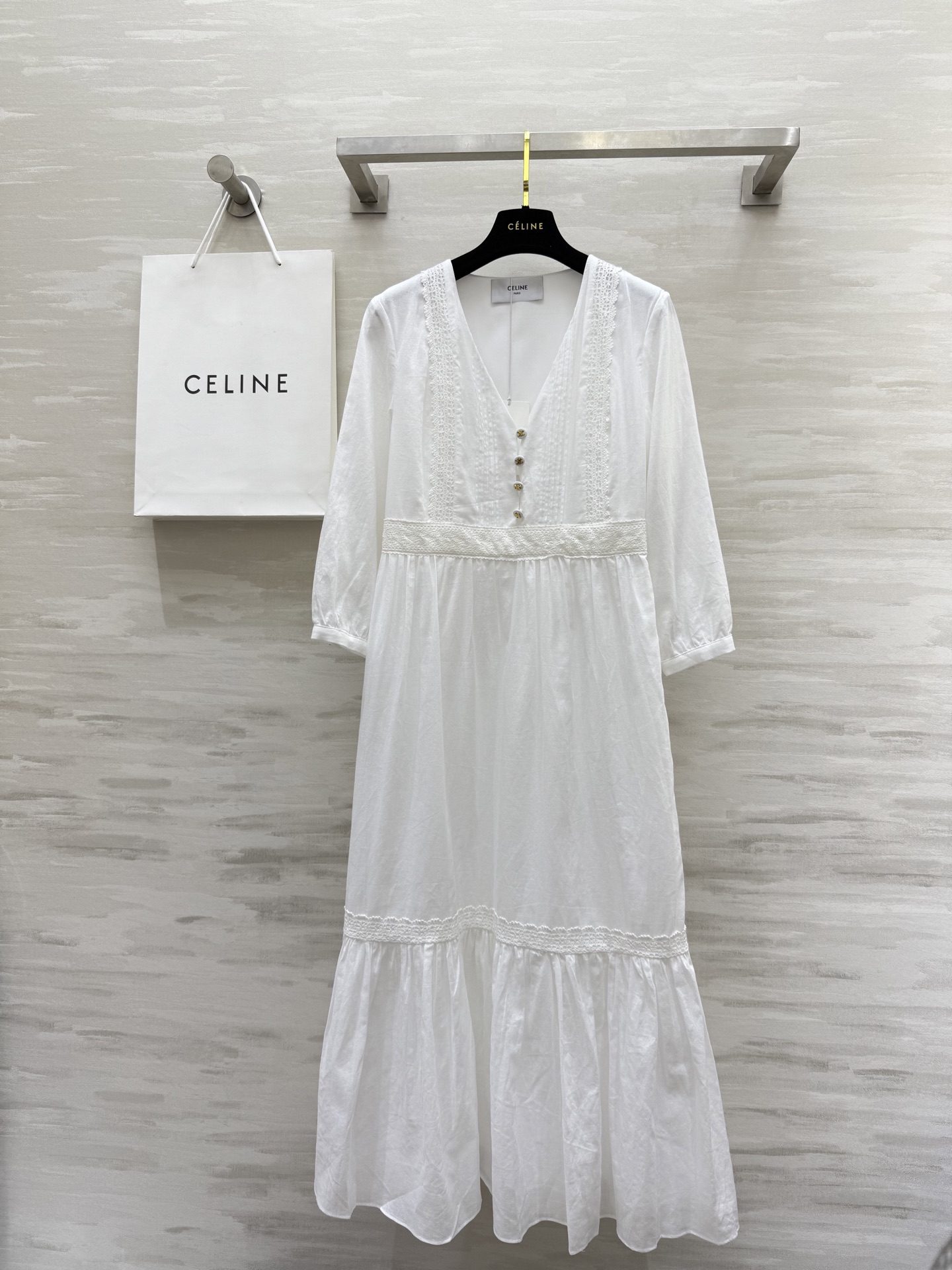 NO:449265,#Celin new style spliced ​​lace decoration long dress Light and linen fabric Flowing texture, breathable and comfortable, exquisite and elegant Brooch pleated with lace decoration, very exquisite and high-end Three-dimensional waist-hugging design Easy to wear to make a slimming effect, the small buttons of the Arc de Triomphe are also very extra points High-quality customization Spot sizeS/M/L (size s size 36 shoulder width, bust 86, length 123), Celine, skirts, brooch, breastpin, alexander wang19860909#Celin新款 拼接花边装饰长款连衣裙 轻薄款亚麻面料 质感飘逸又透气舒适 精致又气质感 胸针打褶做法搭配花边装饰 很精致又高级 立体收腰设计 轻松穿出显瘦效果 门襟的凯旋门小扣子也很加分 高品质定制 现货首发sizeS/M/L（s码肩宽36,胸围86,衣长123）,,celine,skirts,brooch，breastpin,alexander wang,Women's clothing