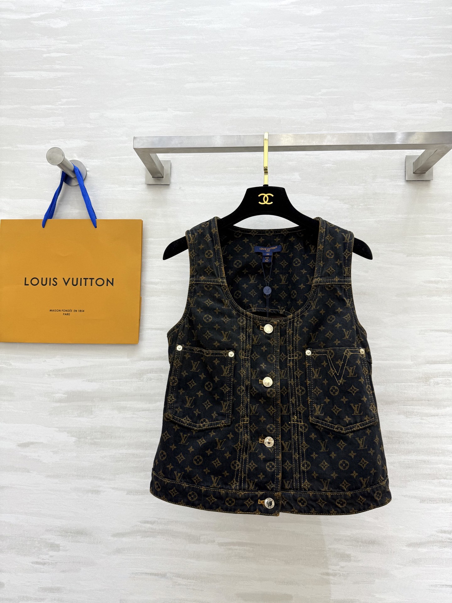 NO:449216,#Lv new Monogram retro printed tannin vest vest high quality customization spot first release size34/36/38 (),,louis vuitton,alexander wang19860909#Lv新款 Monogram复古印花丹宁马甲背心 高品质定制 现货首发size34/36/38（）,,louis vuitton,alexander wang,Women's clothing