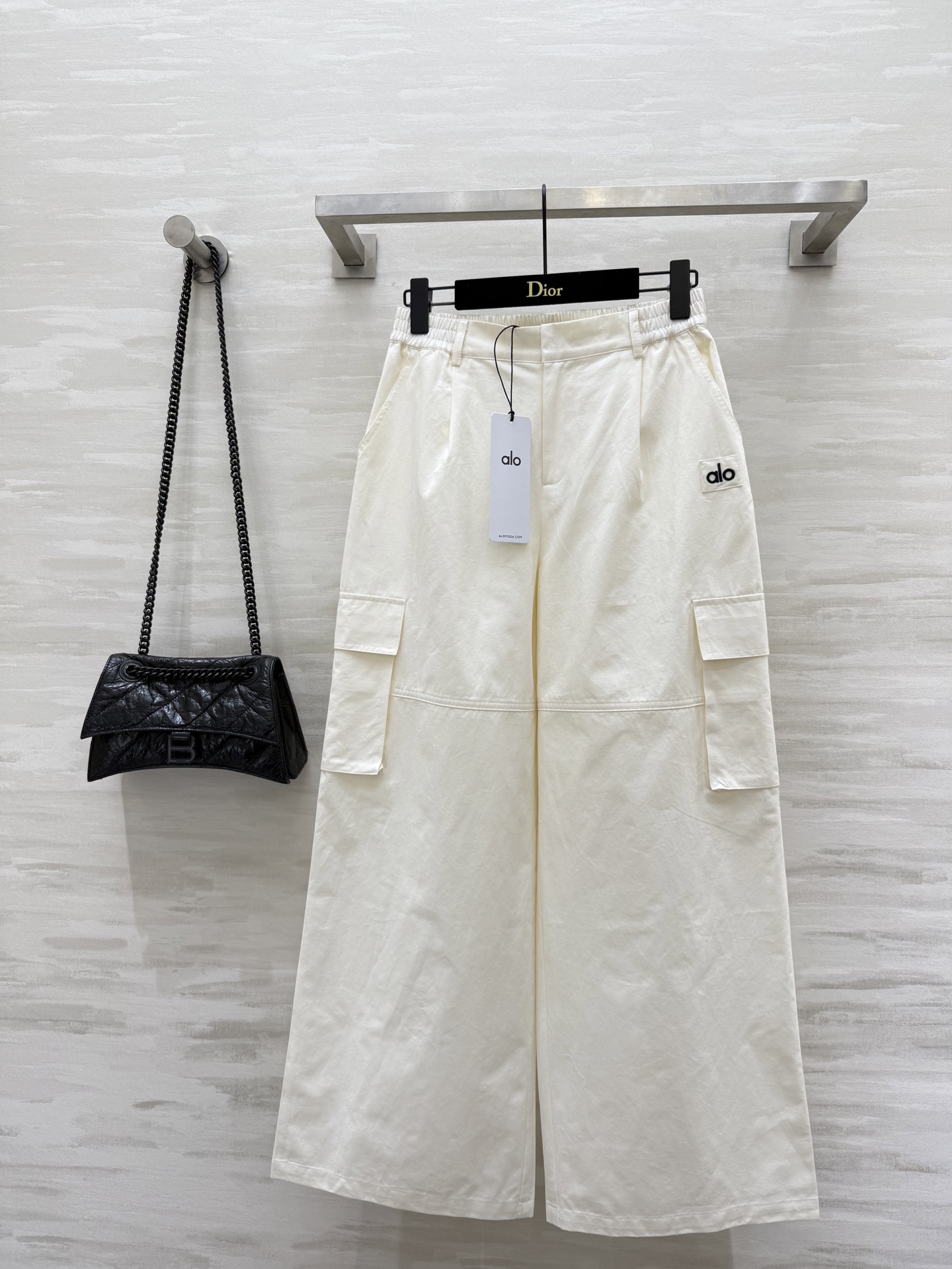 NO:449266,#Alo new embroidered badge decorates casual work pants, fashionable and stylish, great combination, loose straight and easy to cover flesh, modify the leg shape, unlimited inclusive, pants work pocket design, layered, more casual and relaxed, relaxed, free and refreshing, high-quality customization, spot first-time sizeS/M/L (size size 64, hip circumference 102, pants length 98),,alexander wang19860909#Alo新款刺绣徽章装饰休闲工装裤 时髦有型巨好搭配 宽松直筒轻松遮肉 修饰腿型 无限制包容 裤身工装口袋设计 有层次感 更显休闲松弛感 松弛自在清爽休闲 高品质定制 现货首发sizeS/M/L（s码腰围64,臀围102,裤长98）,,alexander wang,Women's clothing