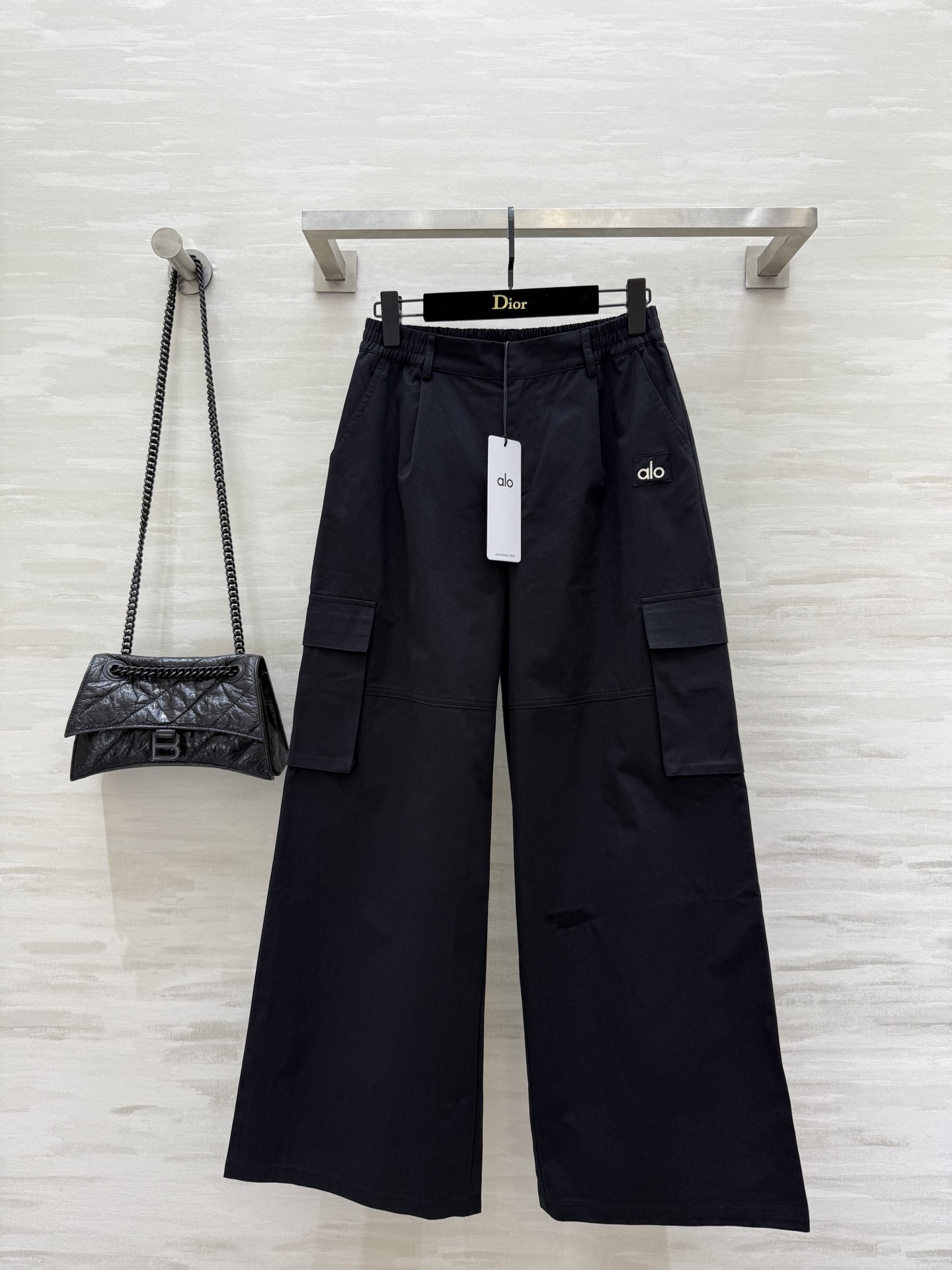 NO:449279,#Alo new embroidered badge decorates casual work pants, fashionable and stylish, great combination, loose straight and easy to cover flesh, modify the leg shape, unlimited inclusive, pants work pocket design, layered, more casual and relaxed, relaxed, free and refreshing, high-quality customization, spot first-time sizeS/M/L (size size 64, hip circumference 102, pants length 98),,alexander wang19860909#Alo新款刺绣徽章装饰休闲工装裤 时髦有型巨好搭配 宽松直筒轻松遮肉 修饰腿型 无限制包容 裤身工装口袋设计 有层次感 更显休闲松弛感 松弛自在清爽休闲 高品质定制 现货首发sizeS/M/L（s码腰围64,臀围102,裤长98）,,alexander wang,Women's clothing