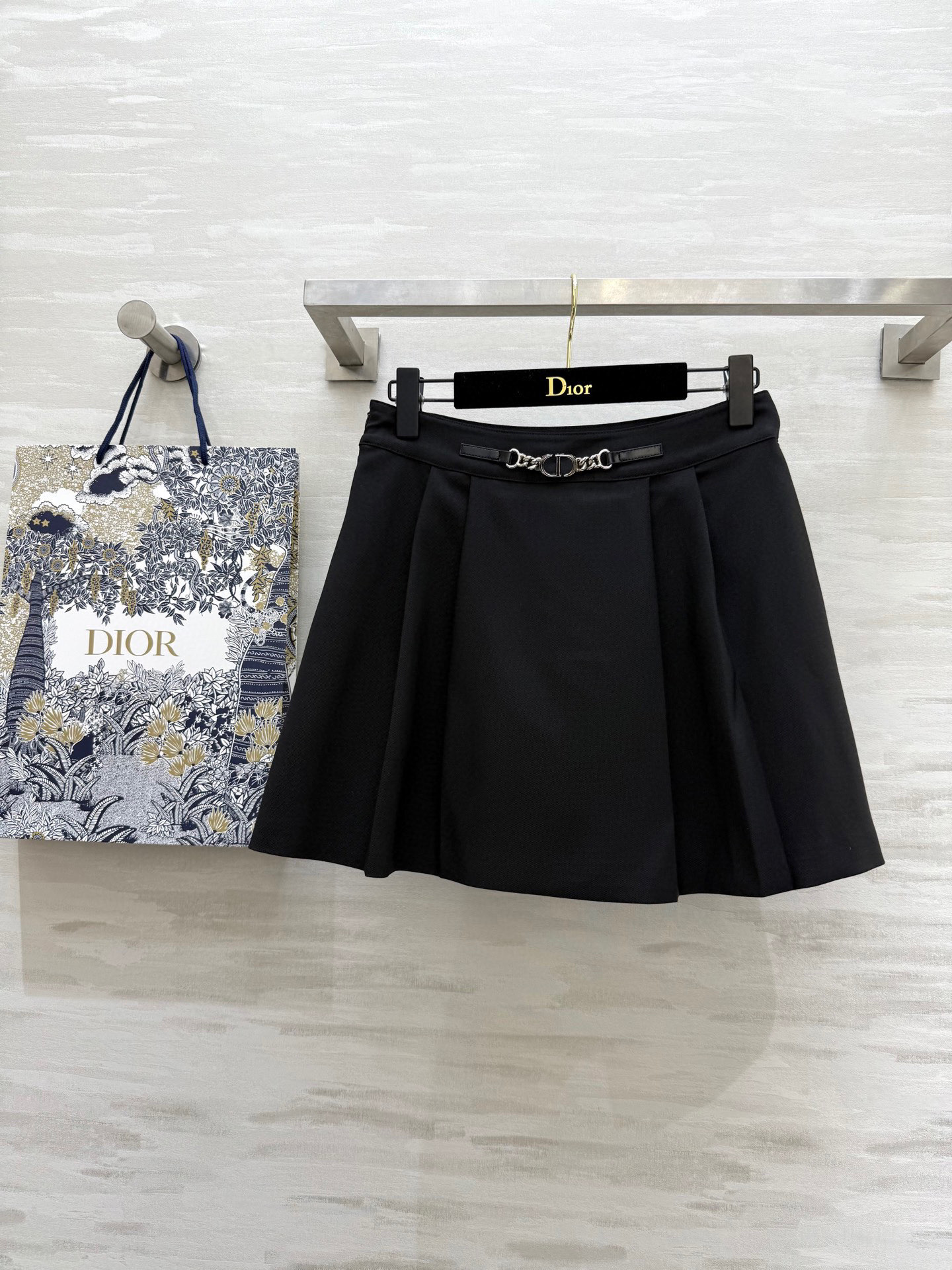NO:449320,#DIO pleated skirt, customized CD waist chain decoration, three-dimensional tailoring style, high-quality versatile, huge upper body, high-quality customization, spot first-time size36/38/40 (36 size waist 66, skirt length 39),,dior, skirts,alexander wang19860909#DIO压褶半身裙 定制CD腰链装饰 立体剪裁版型高级百搭 上身巨显瘦 高品质定制 现货首发size36/38/40（36码腰围66,裙长39）,,dior,skirts,alexander wang,Women's clothing